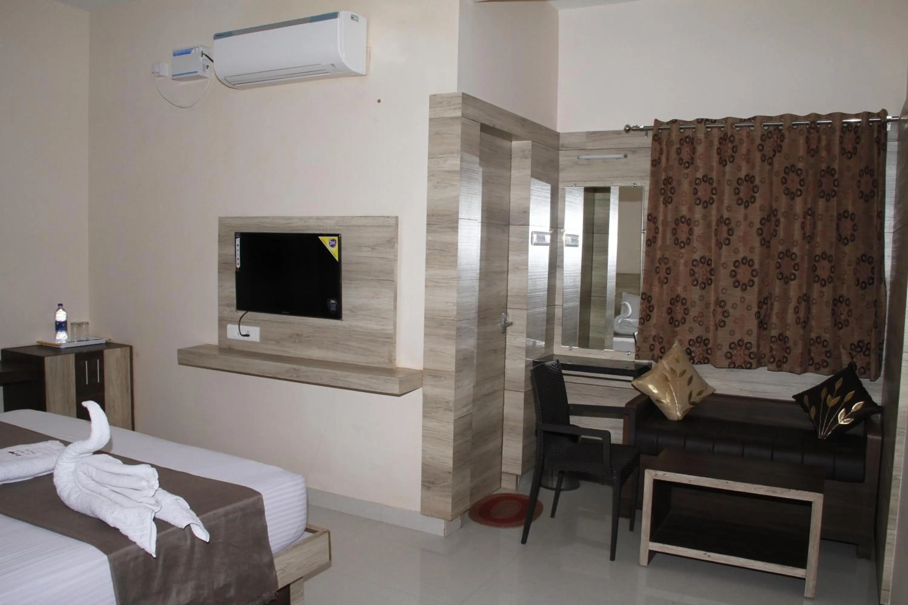 Decorative detail, Bed in Jeyam Residency