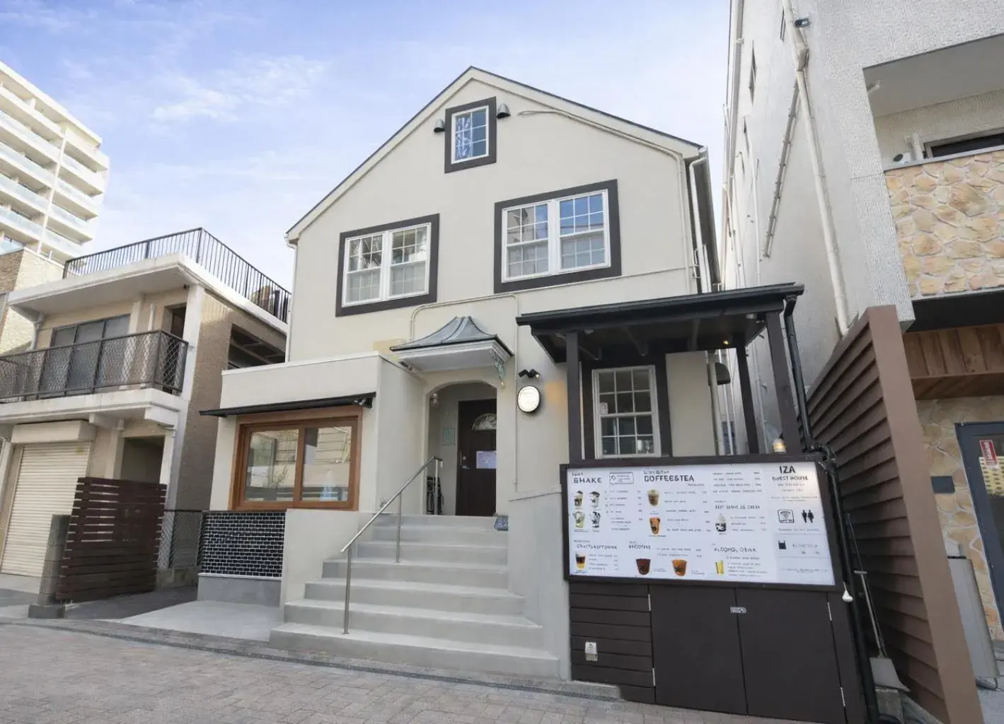Property building in IZA Enoshima Guest House Property building in IZA Enoshima Guest House