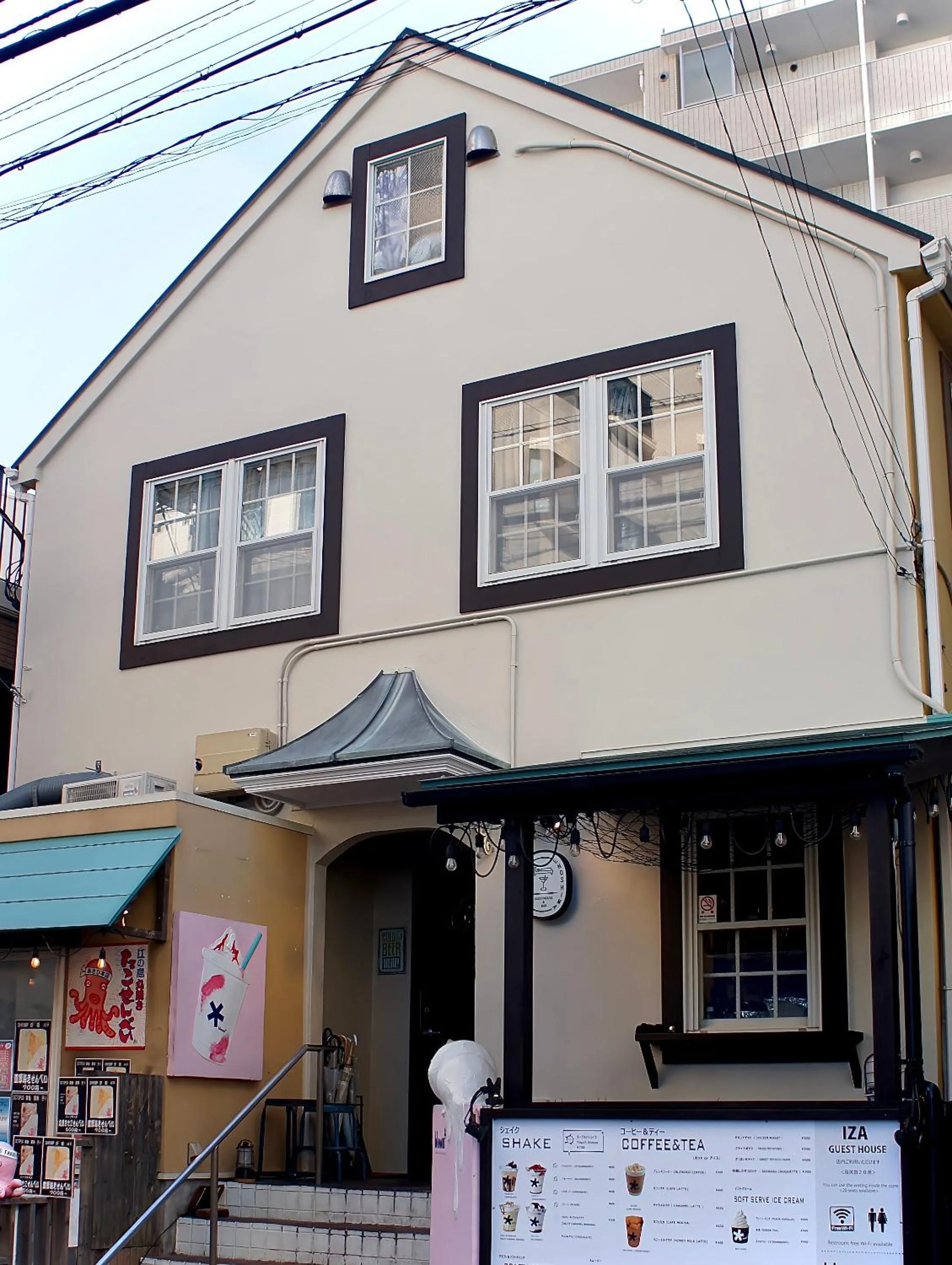 Property building in IZA Enoshima Guest House and Bar