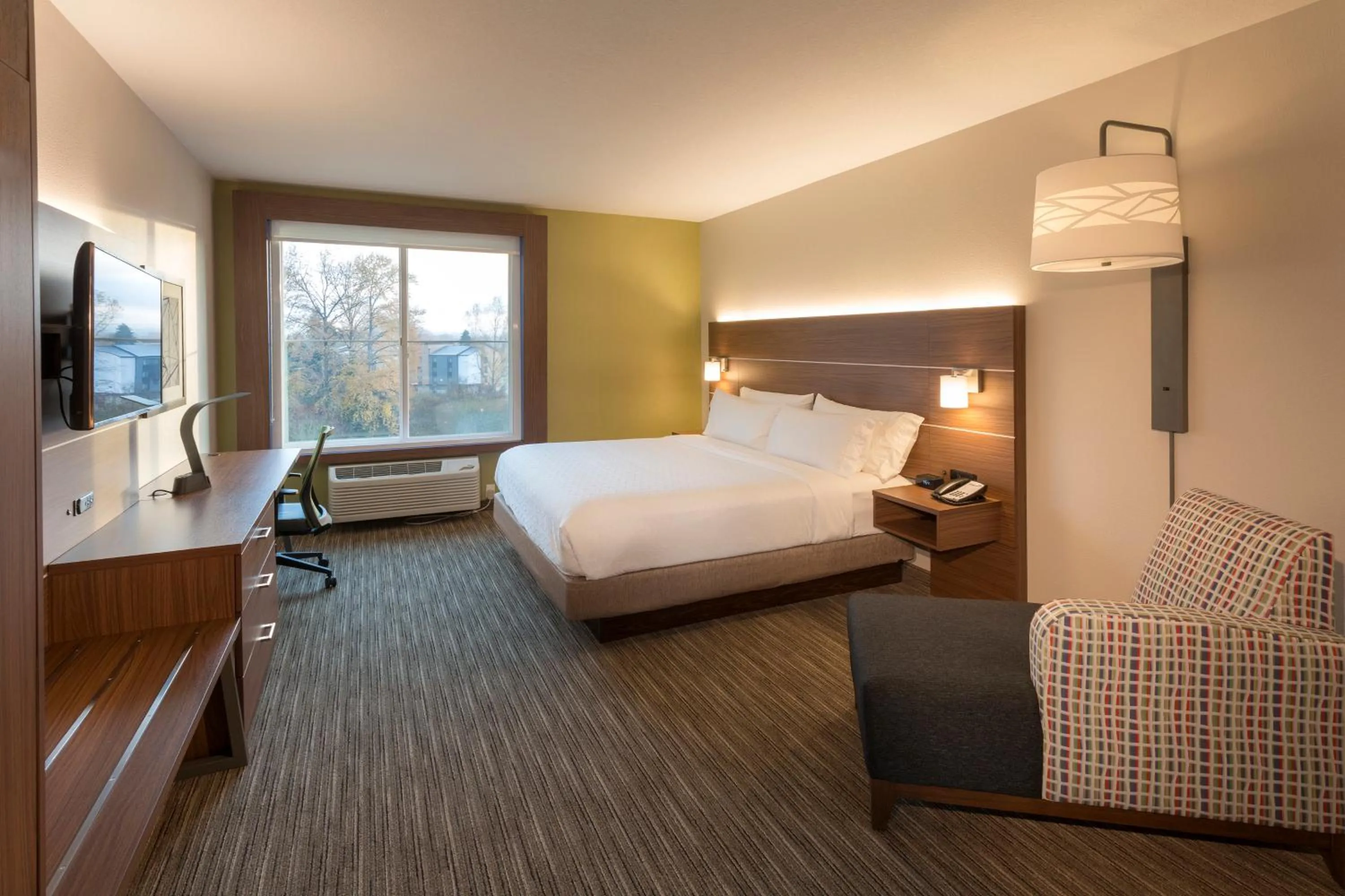 Photo of the whole room, Bed in Holiday Inn Express & Suites - Seattle South - Tukwila by IHG