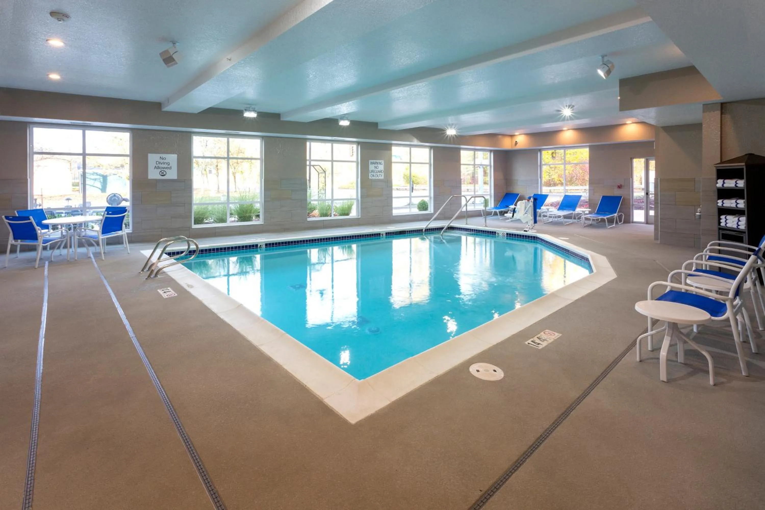 Swimming pool in Holiday Inn Express & Suites - Seattle South - Tukwila by IHG