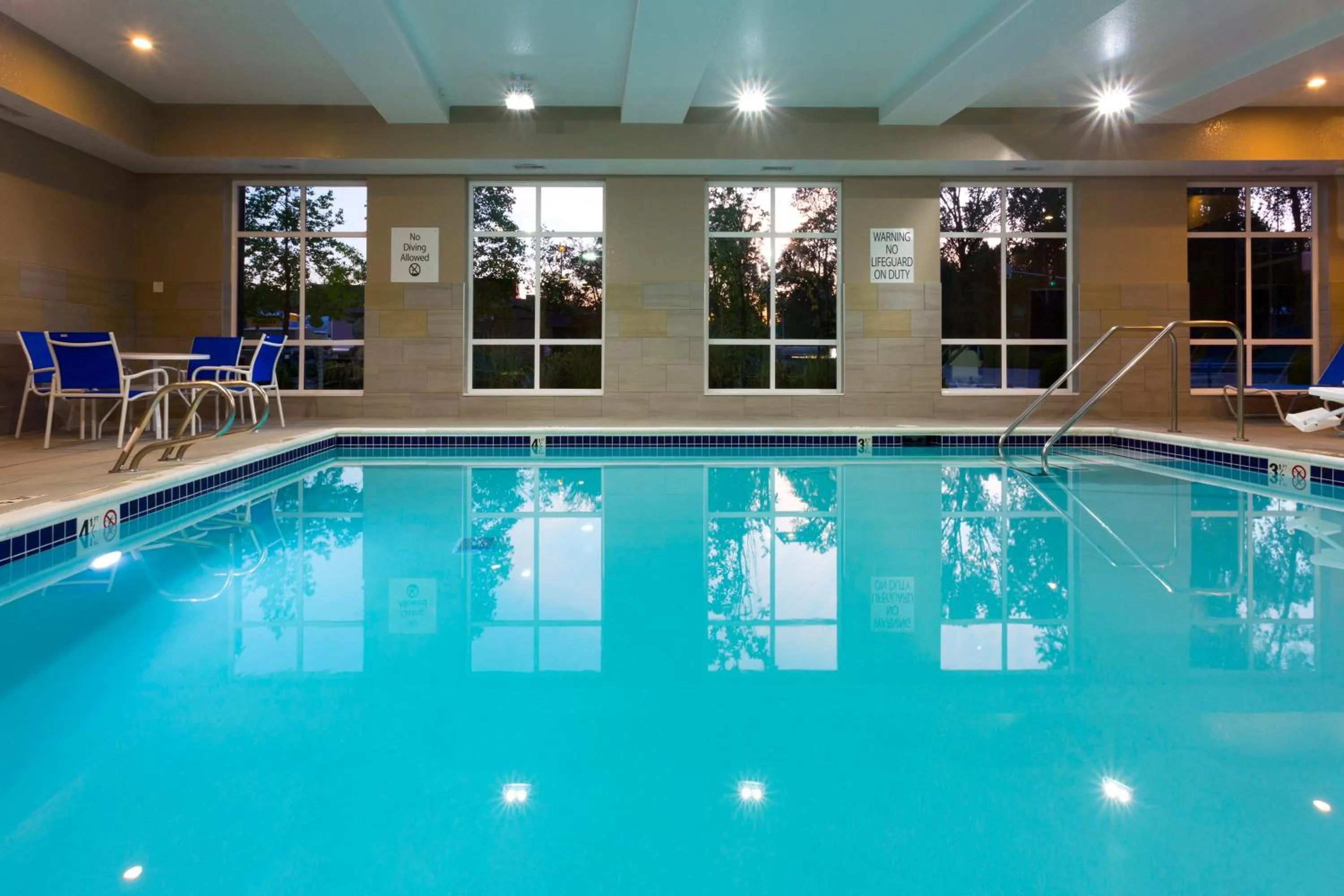 Swimming pool in Holiday Inn Express & Suites - Seattle South - Tukwila by IHG