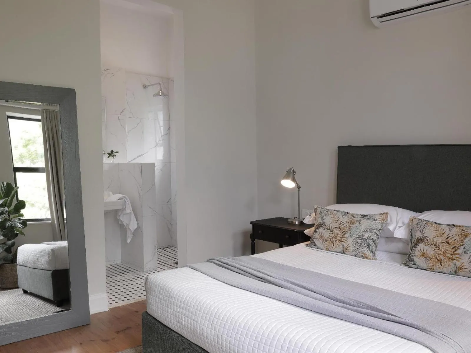 Photo of the whole room, Bed in One Kensington Boutique Hotel