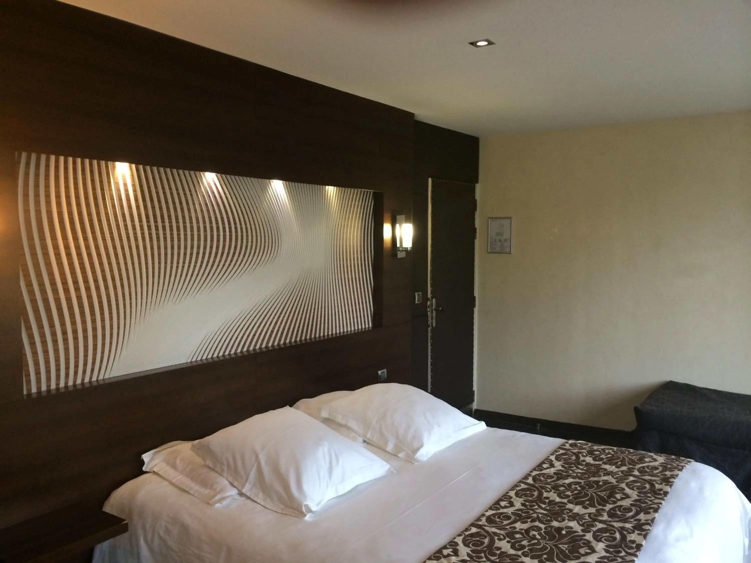 Bedroom, Bed in Hôtel Saint Alban