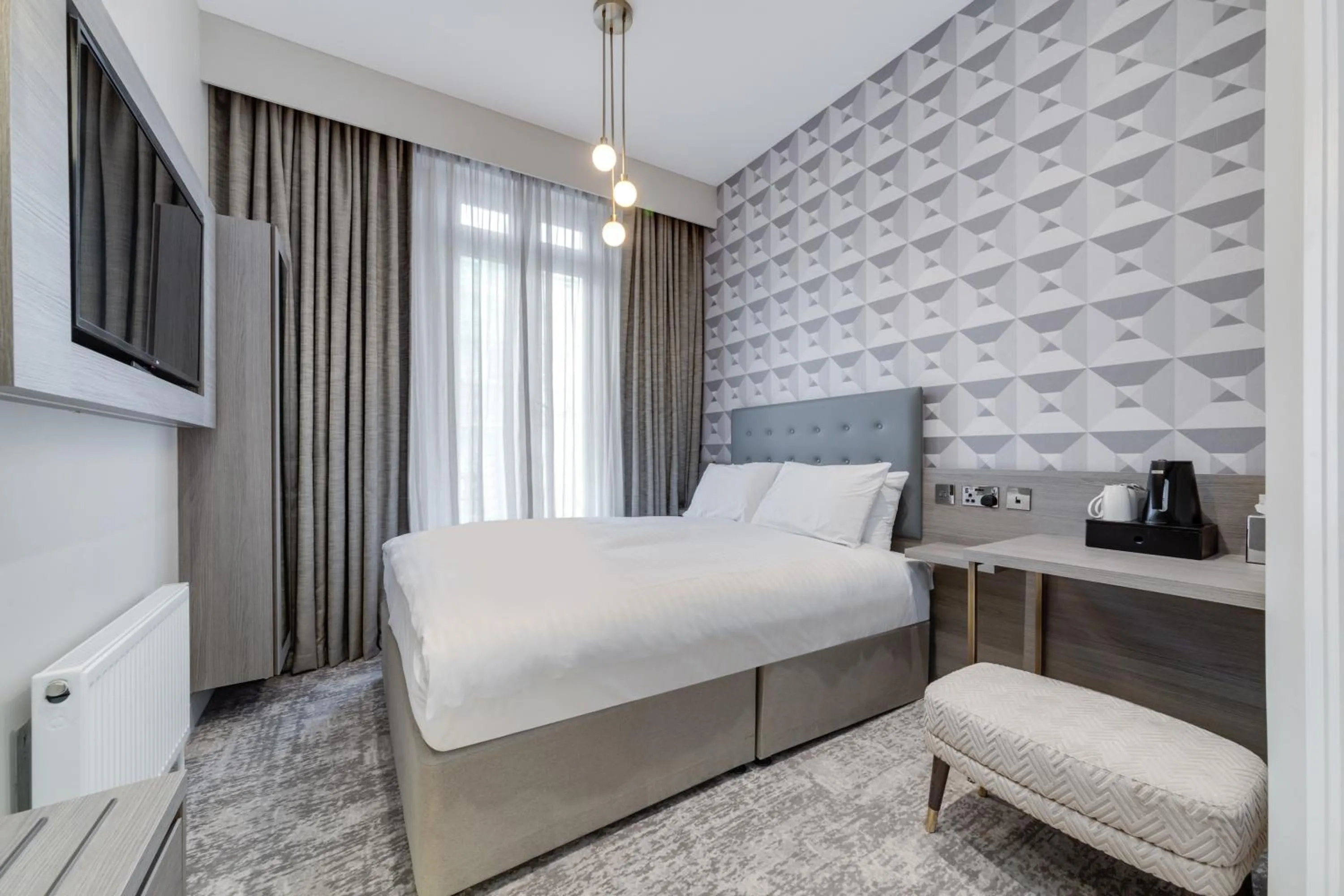 Bedroom, Bed in Mornington Victor Hotel London Belgravia