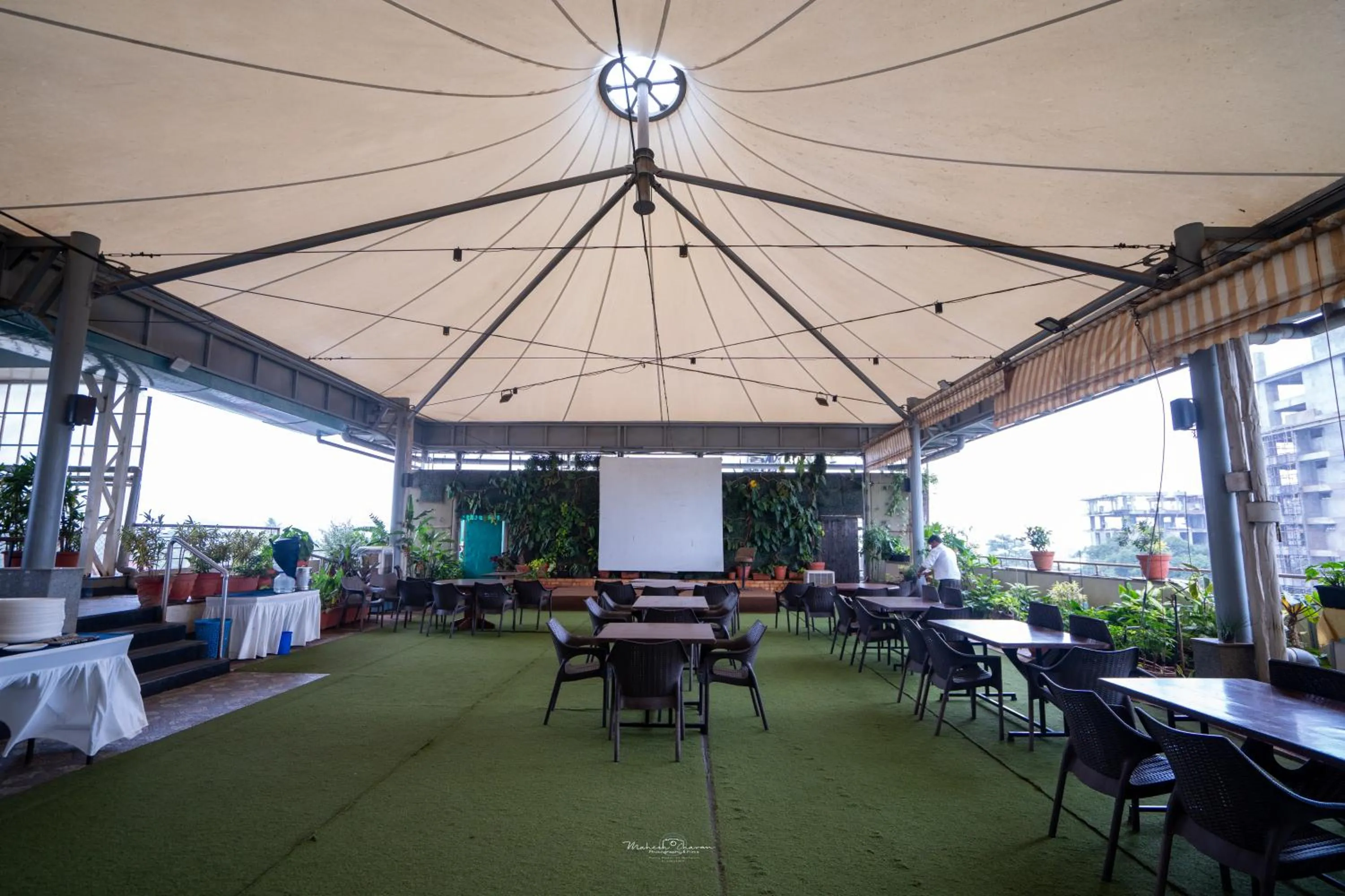 Restaurant/places to eat in Hotel Vrishali Executive