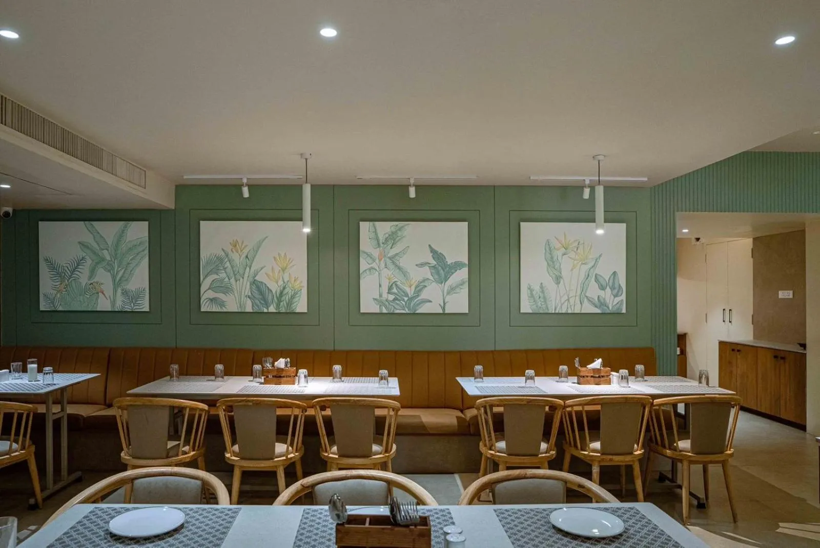 Restaurant/places to eat in Hotel Vrishali Executive