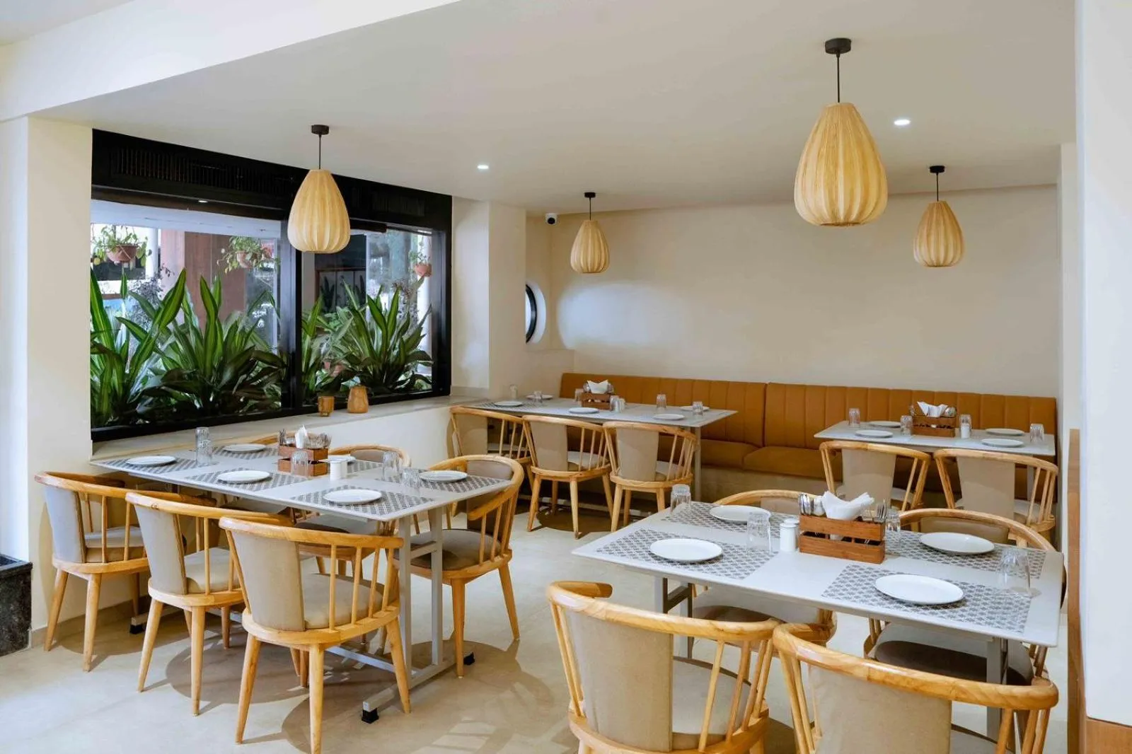 Restaurant/places to eat in Hotel Vrishali Executive