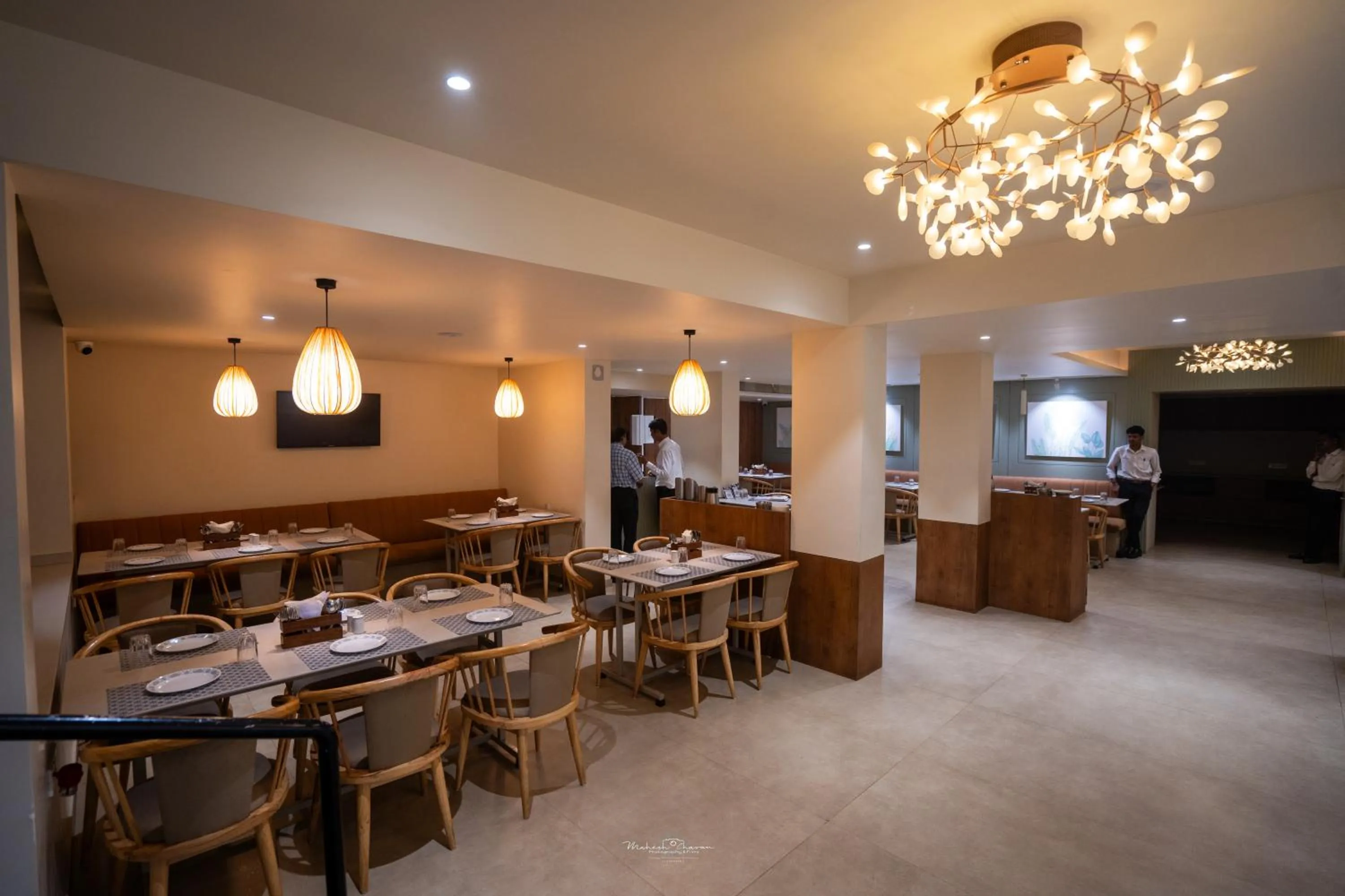 Restaurant/places to eat in Hotel Vrishali Executive