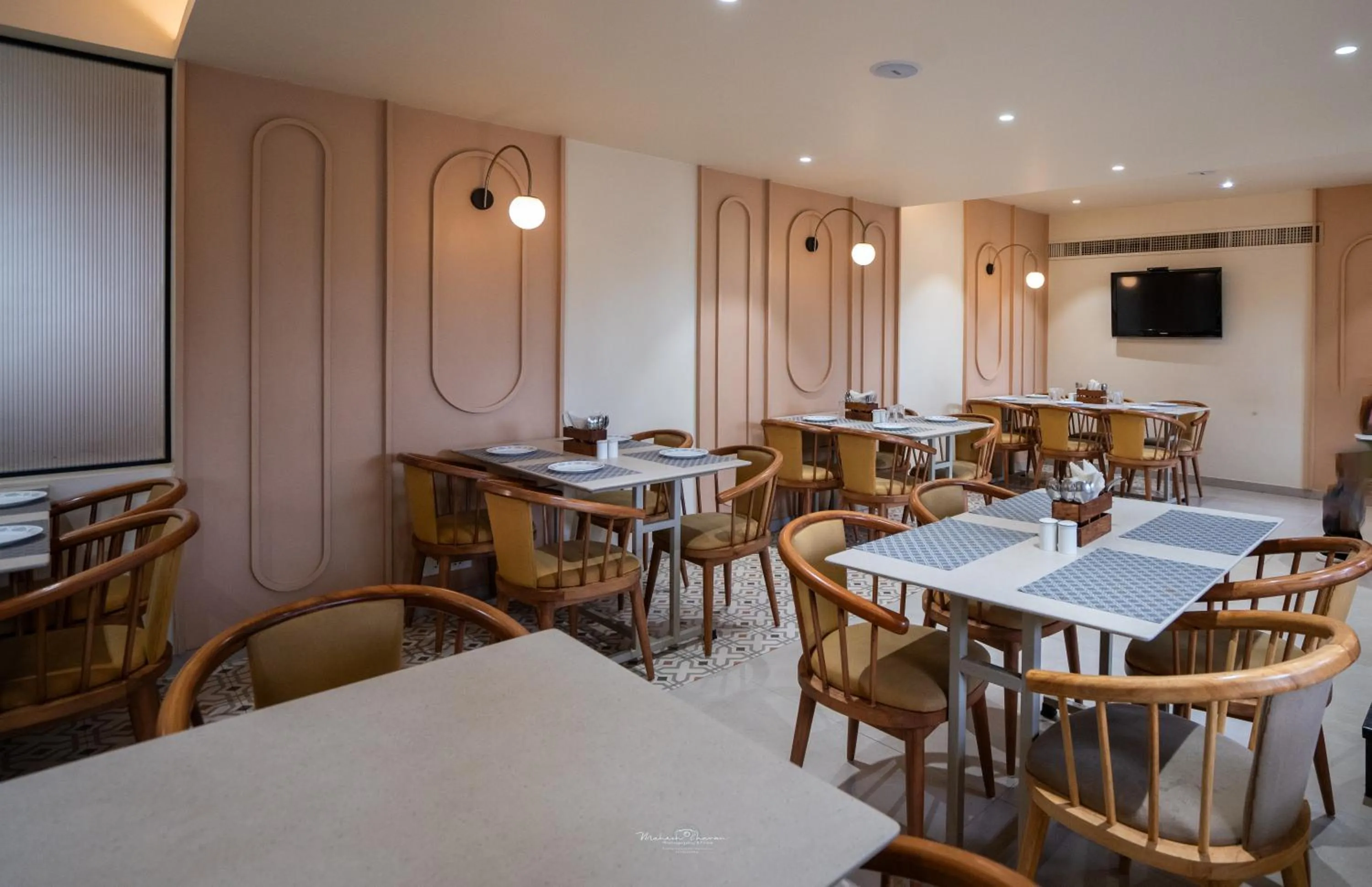 Restaurant/places to eat in Hotel Vrishali Executive