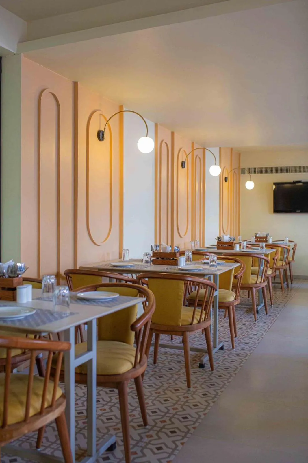 Restaurant/places to eat in Hotel Vrishali Executive