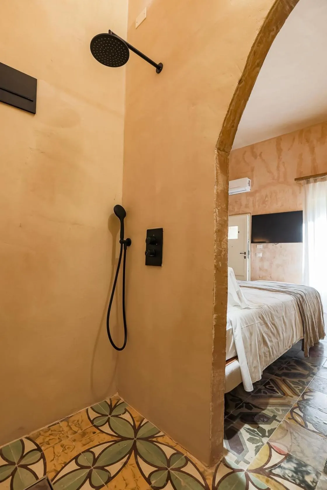 Shower, Bed in Palazzo Sant'Anna Lecce