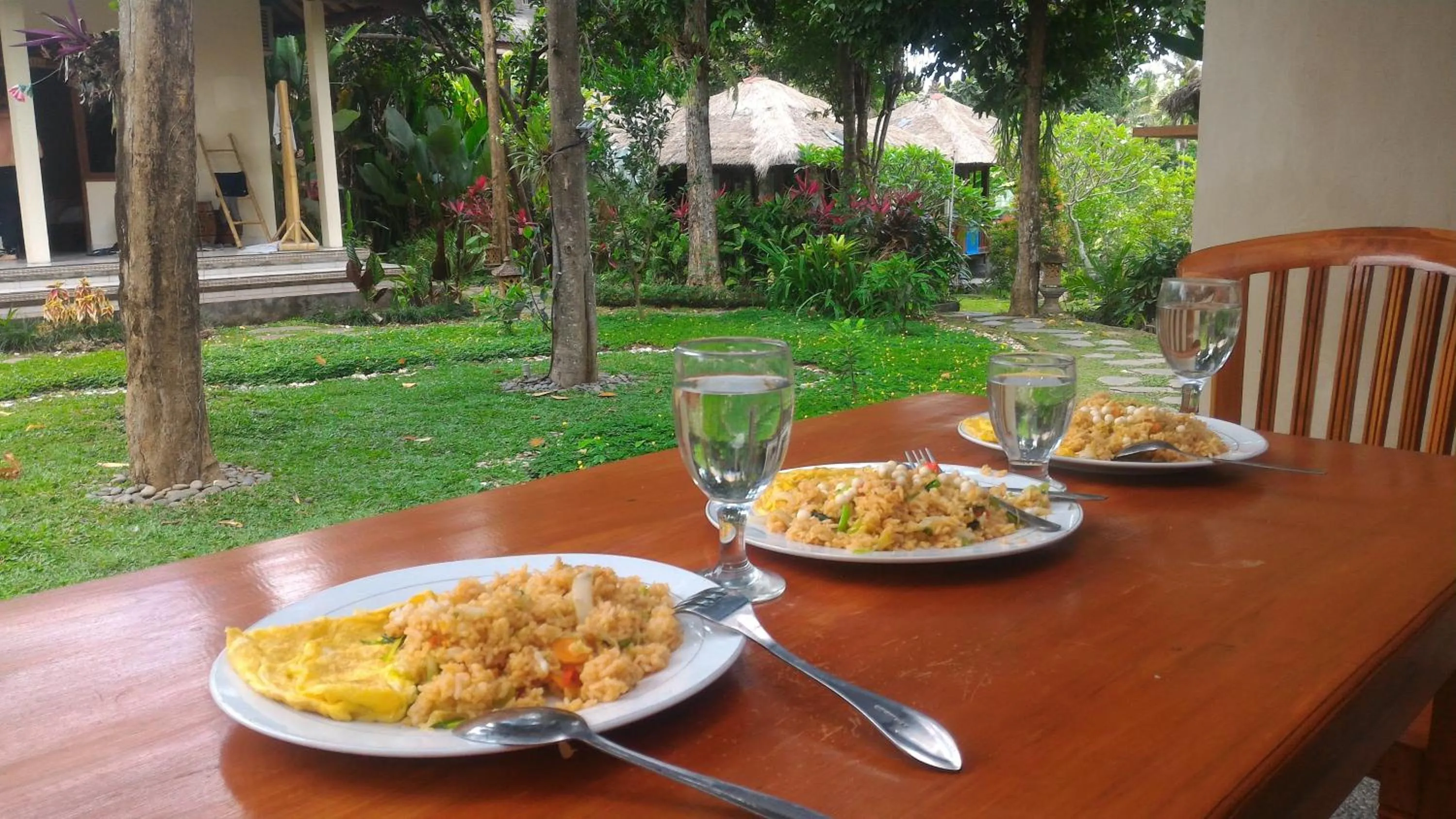 Restaurant/places to eat in Astawa House