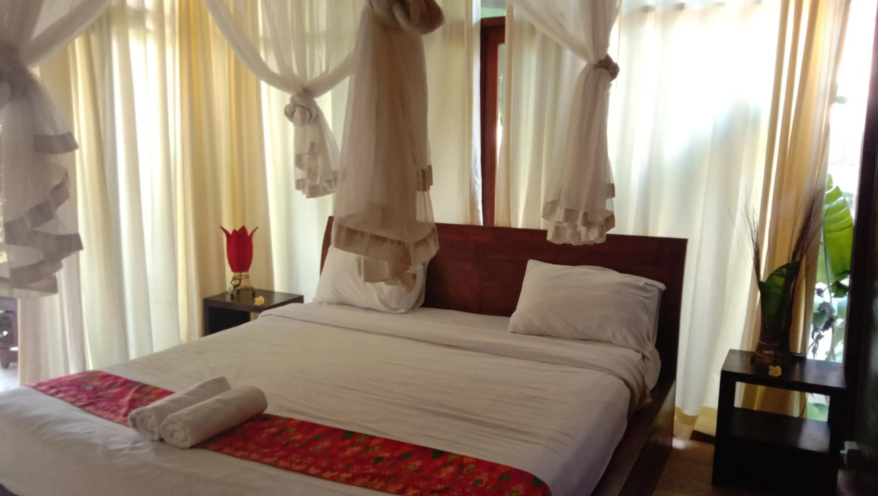 Bedroom, Bed in Astawa House