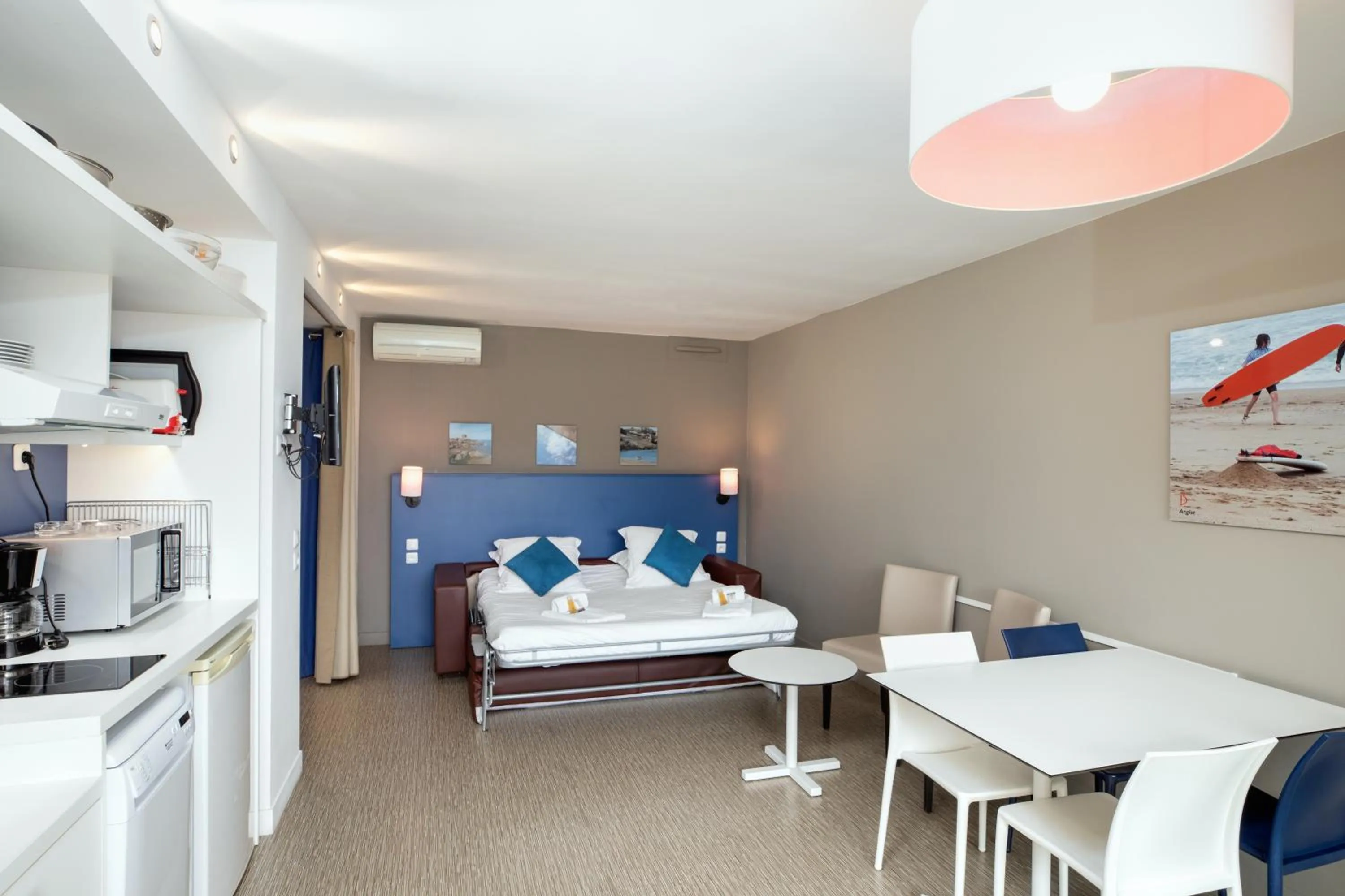 Photo of the whole room, Bed in SOWELL Family Riviera