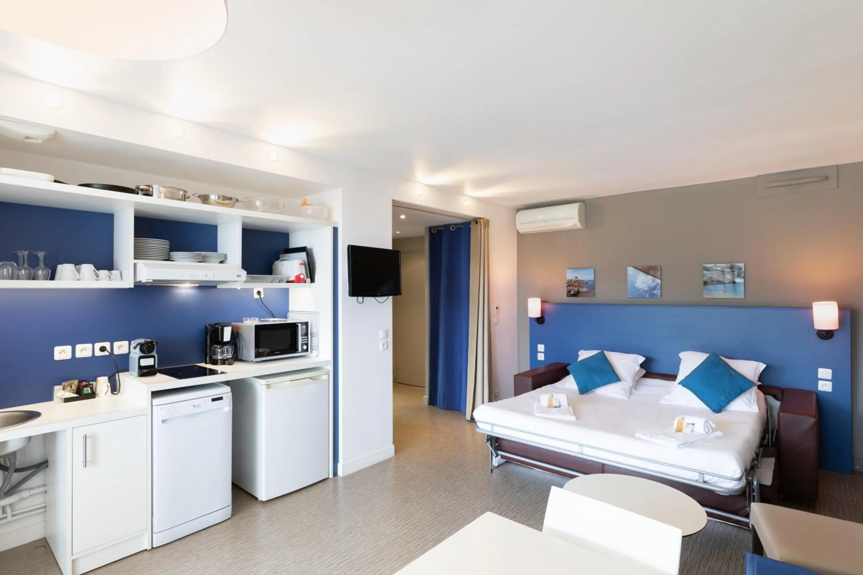 Photo of the whole room in SOWELL Family Riviera