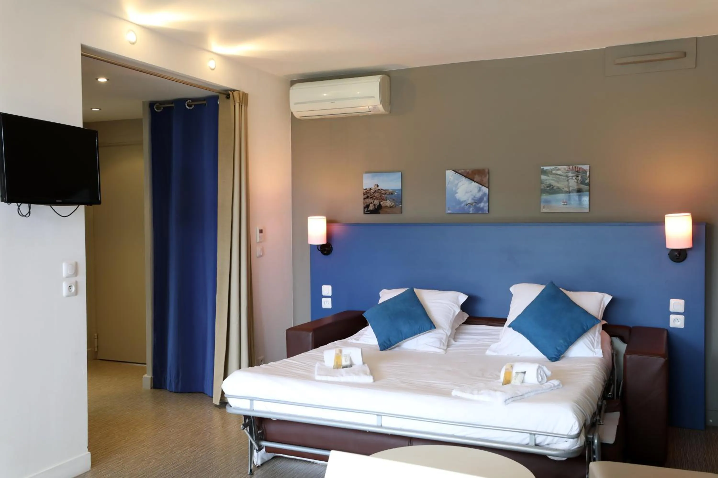 Photo of the whole room, Bed in SOWELL Family Riviera