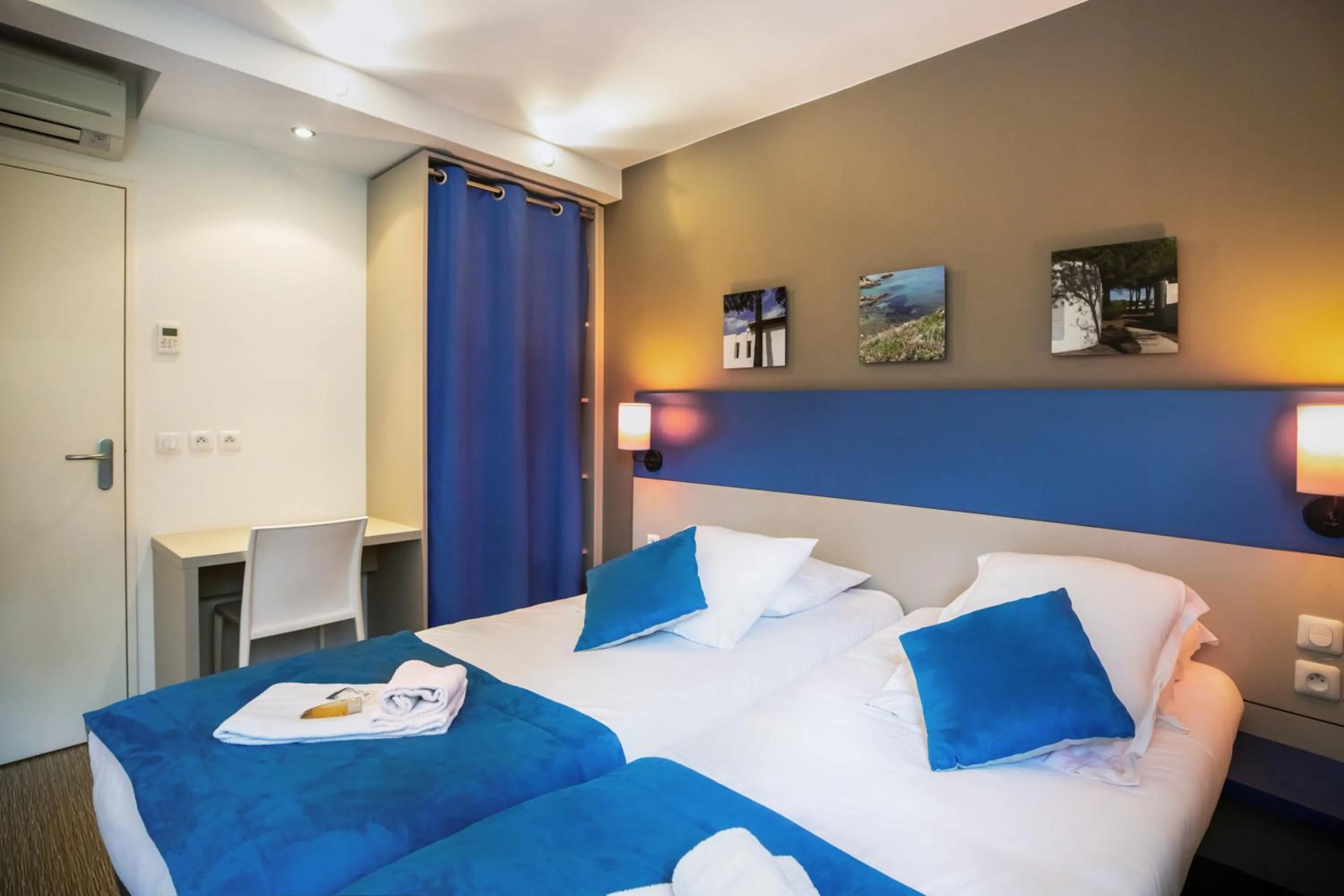 Photo of the whole room, Bed in SOWELL Family Riviera