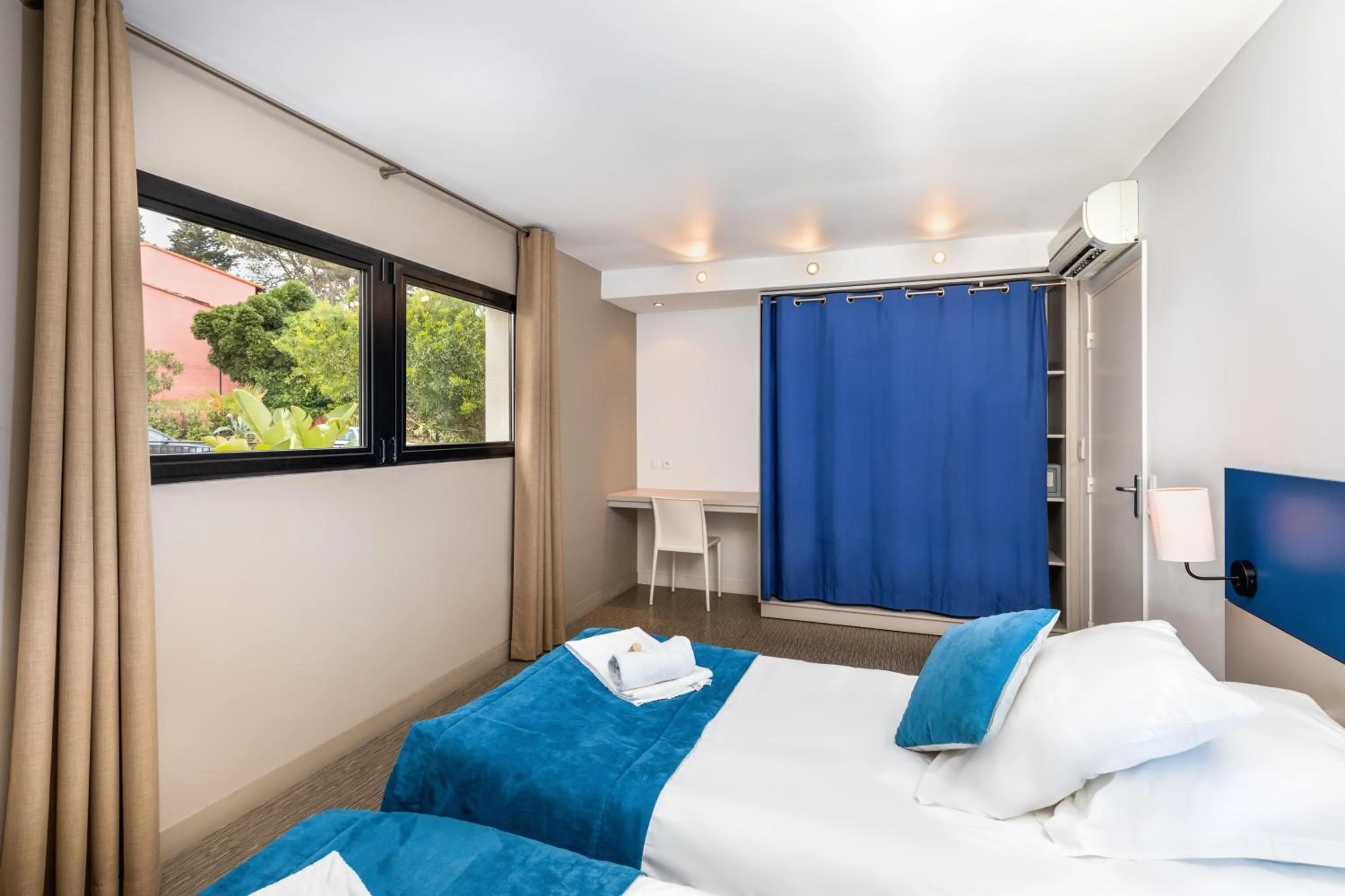 Bedroom, Bed in SOWELL Family Riviera