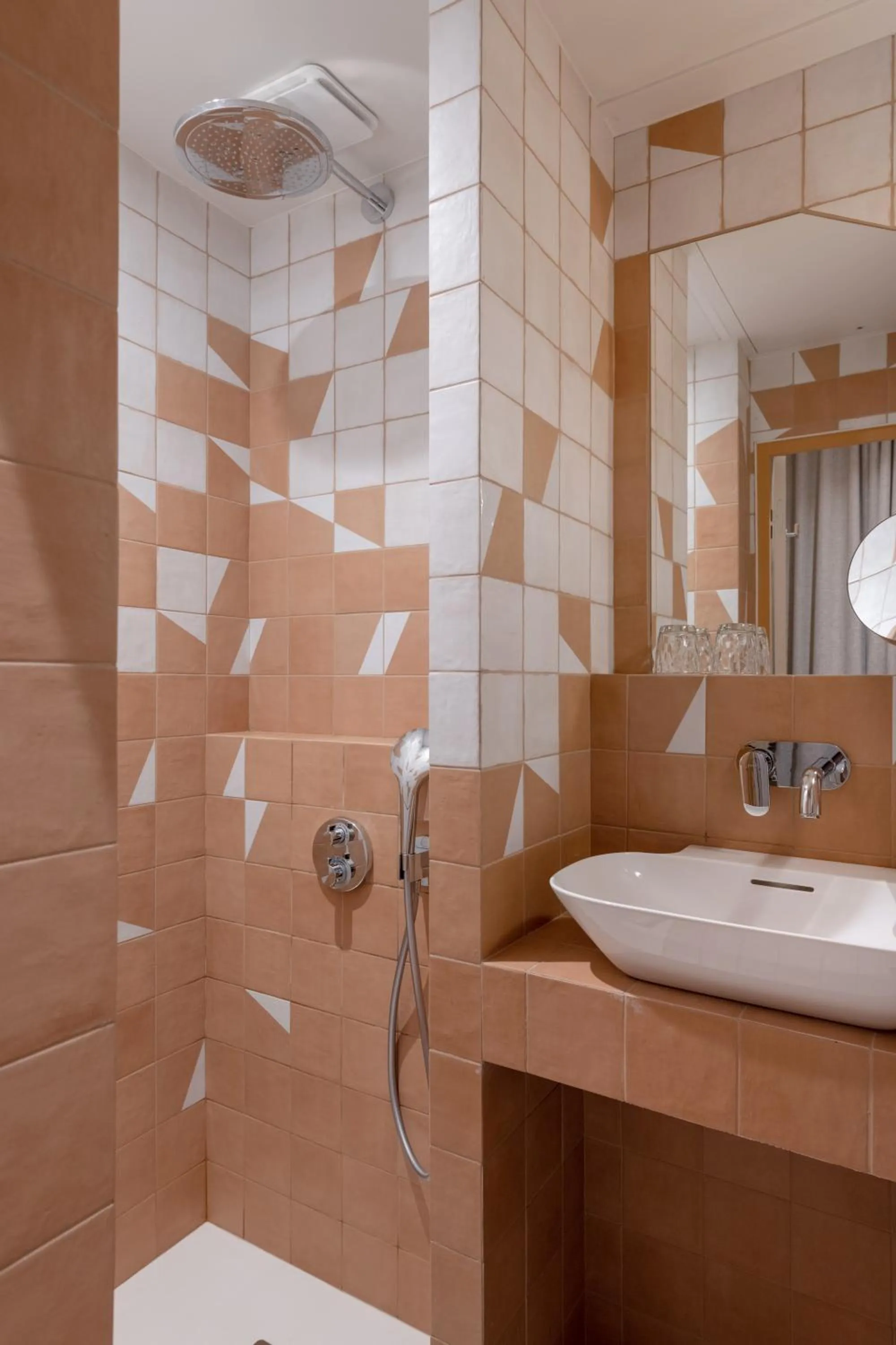 Shower in Académie Hôtel Lyon