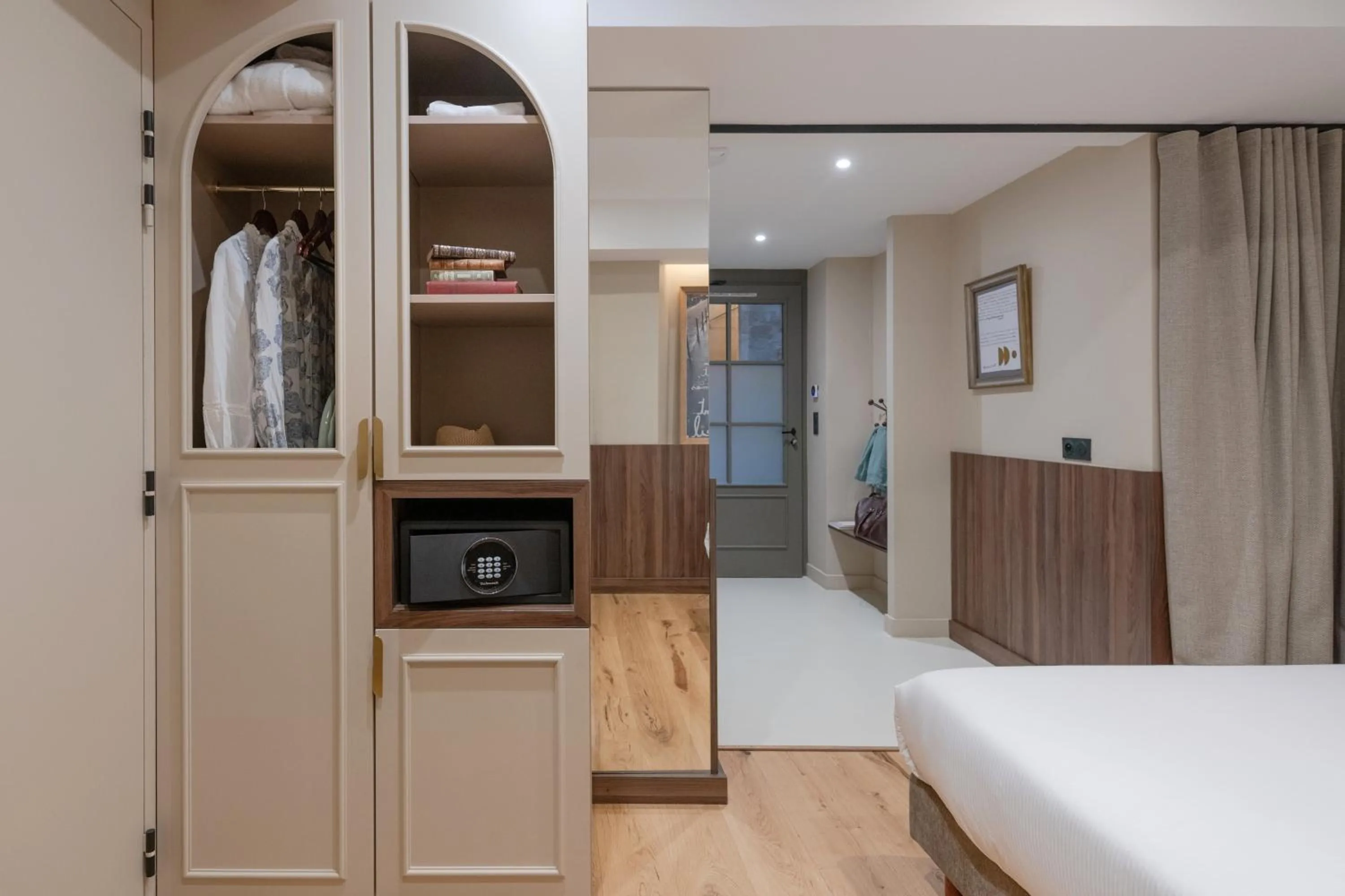 Bedroom, Bed in Académie Hôtel Lyon