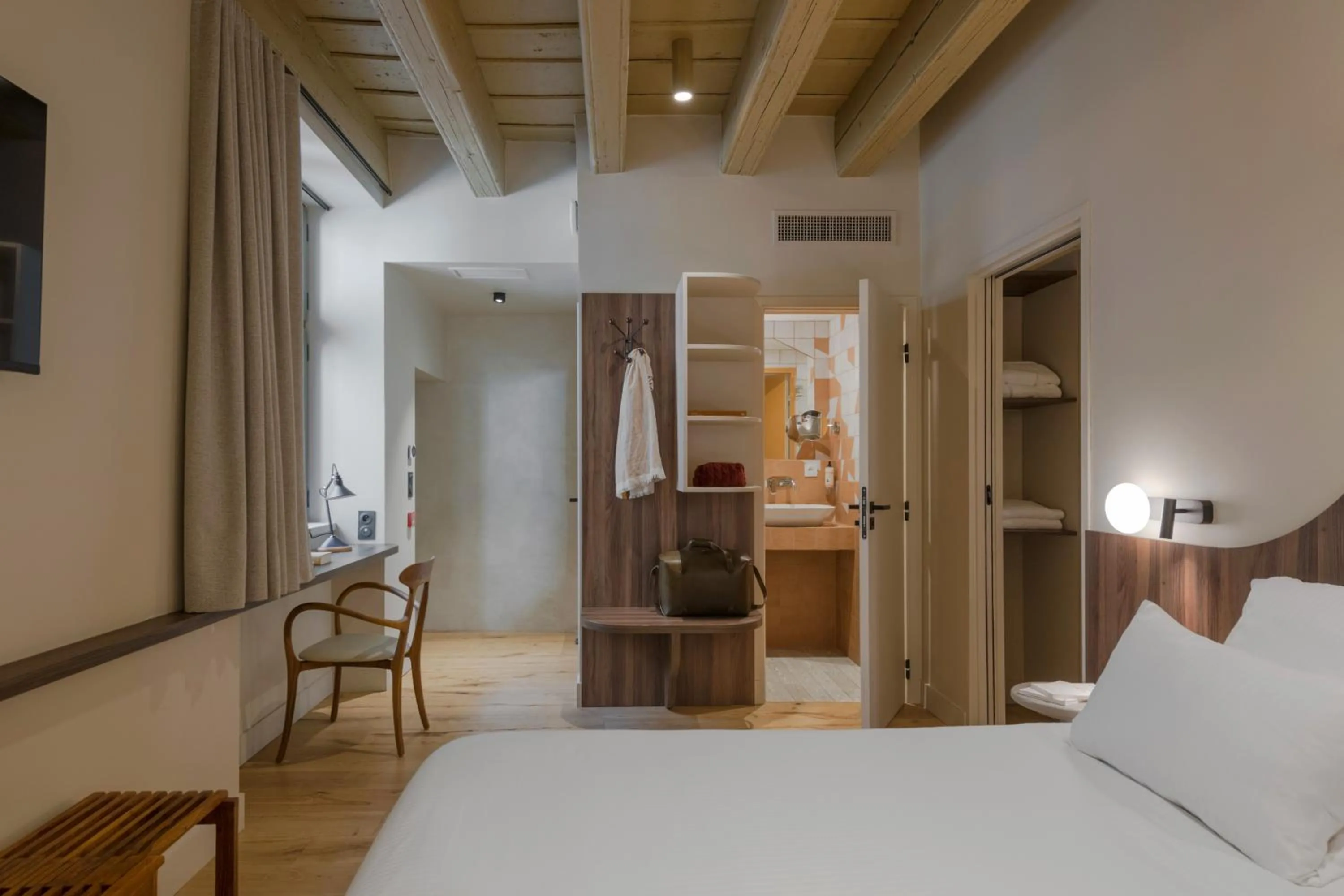 Bed in Académie Hôtel Lyon