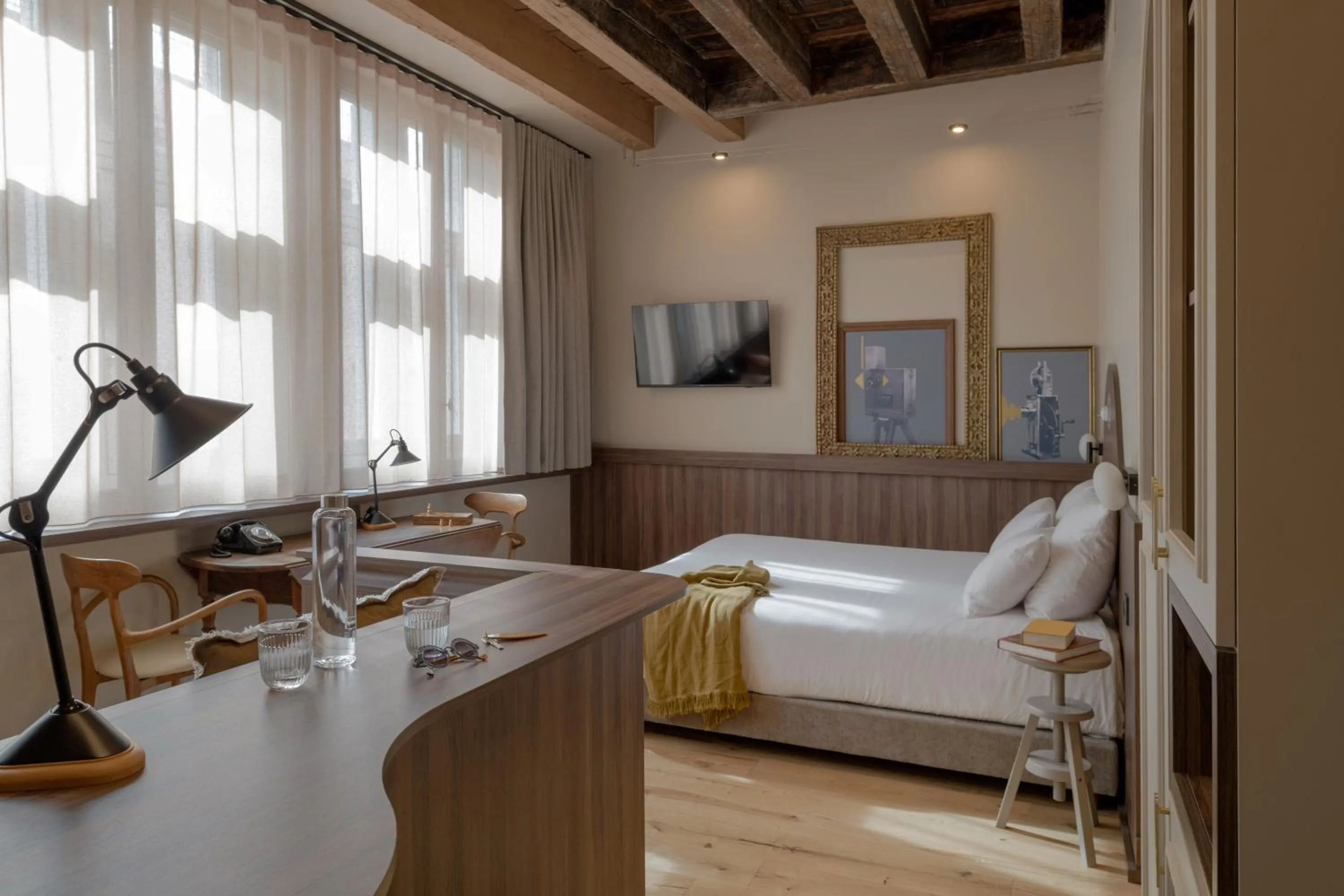 TV and multimedia, Bed in Académie Hôtel Lyon