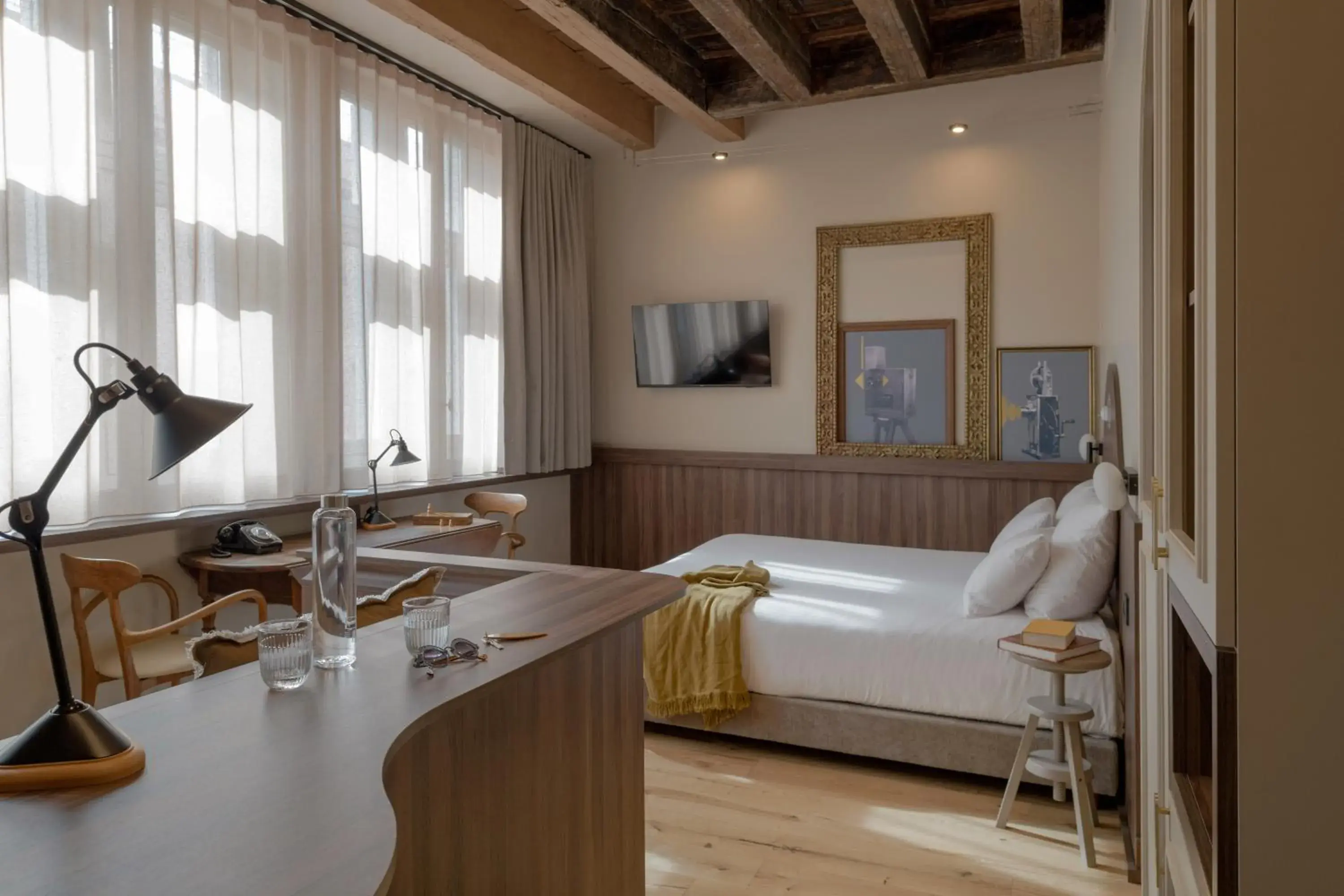 TV and multimedia, Bed in Académie Hôtel Lyon TV and multimedia, Bed in Académie Hôtel Lyon