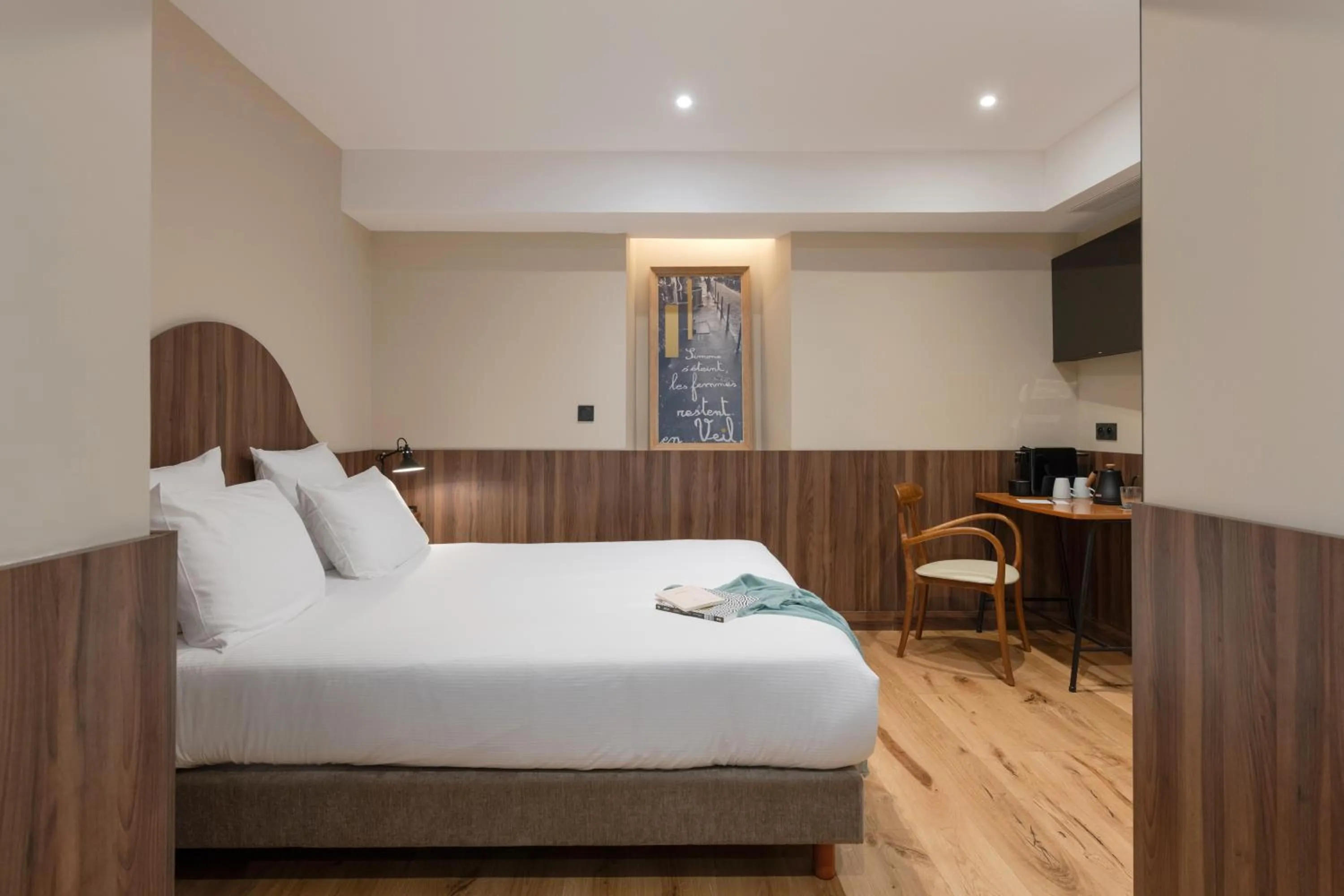 Bed in Académie Hôtel Lyon