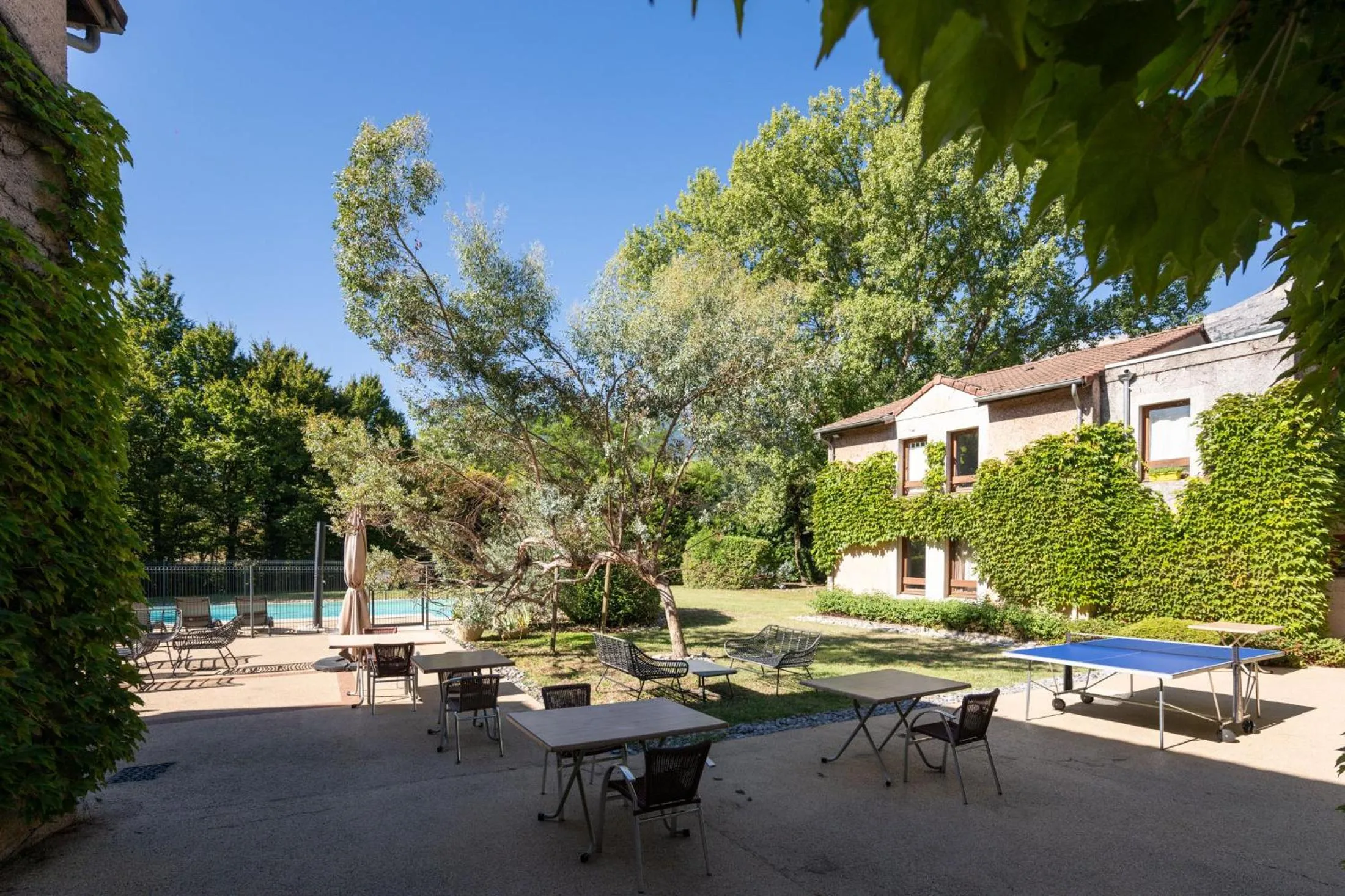 Patio in Hôtel des Trois Massifs