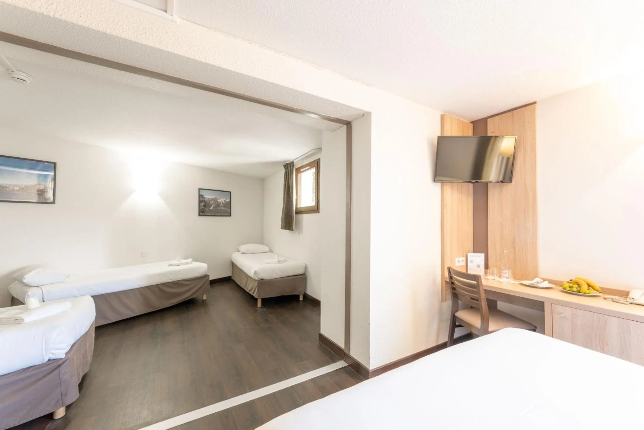 Bedroom, Bed in Hôtel des Trois Massifs