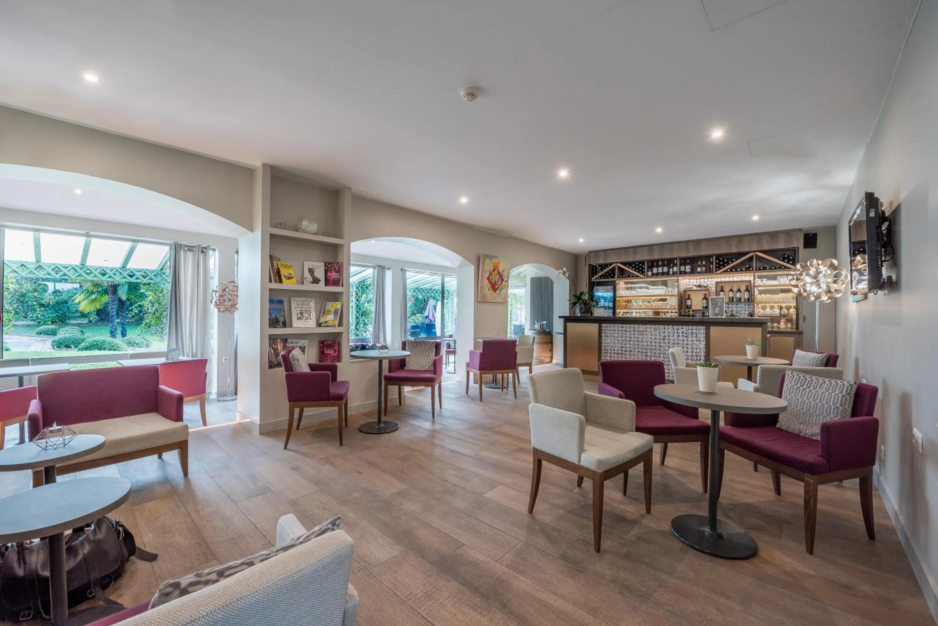 Lounge or bar in Logis Hôtels- Hôtel et Restaurant Domaine de Fompeyre