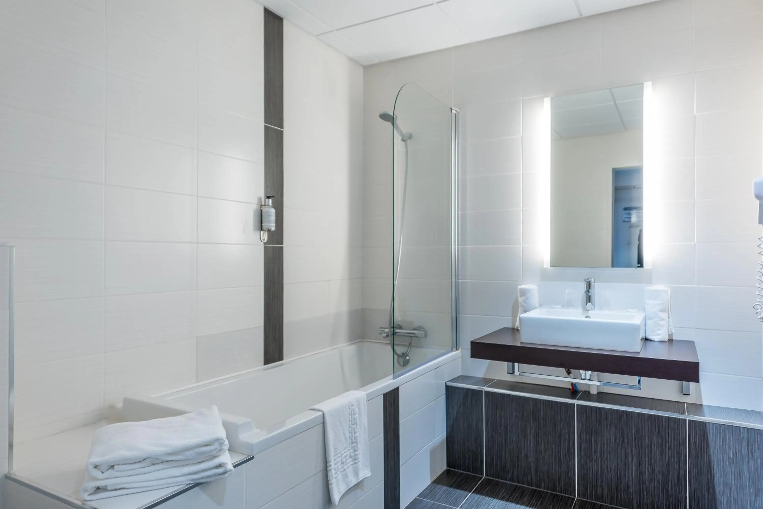 Bathroom in Logis Hôtels- Hôtel et Restaurant Domaine de Fompeyre