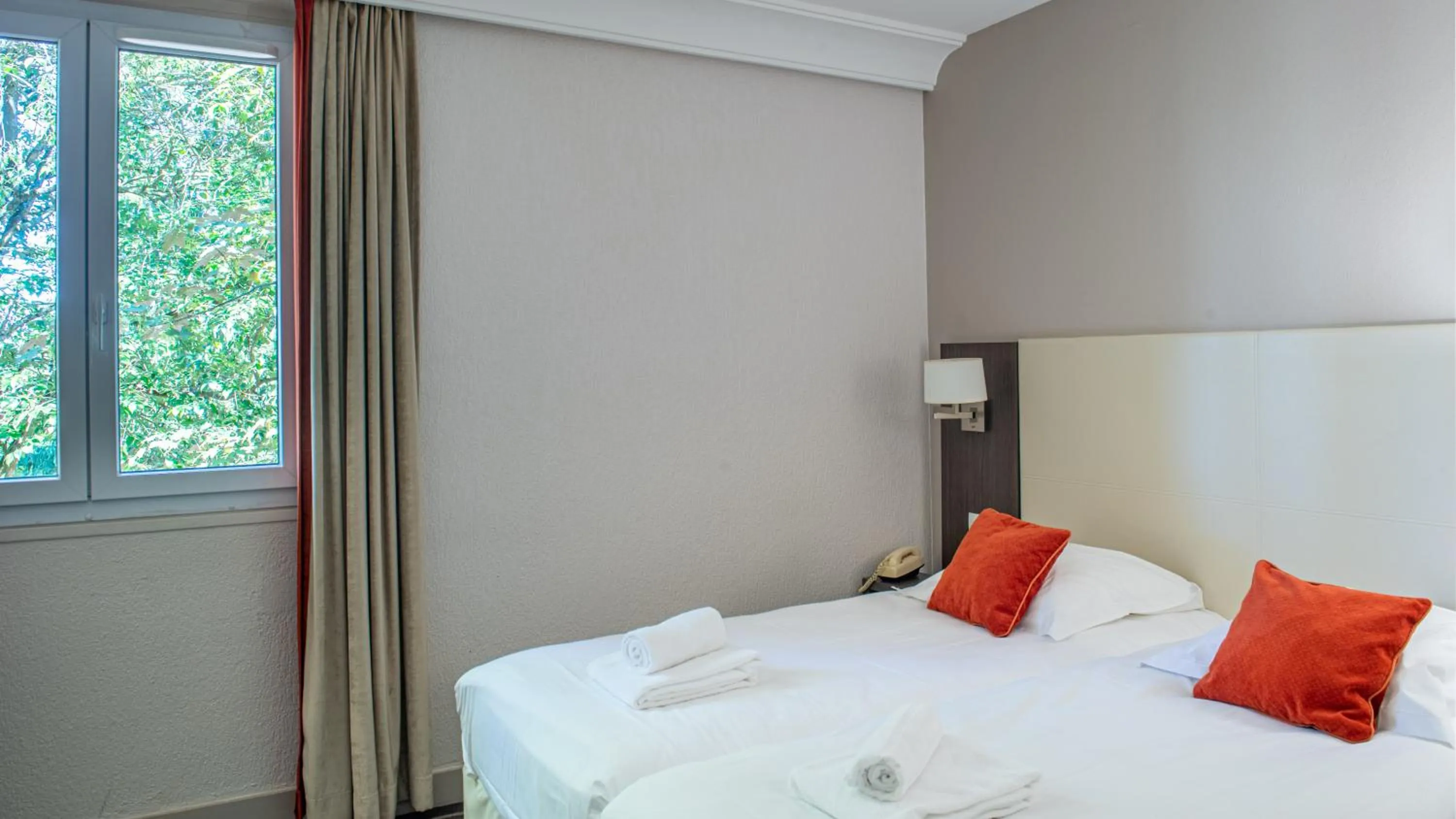 Bed in Logis Hôtels- Hôtel et Restaurant Domaine de Fompeyre