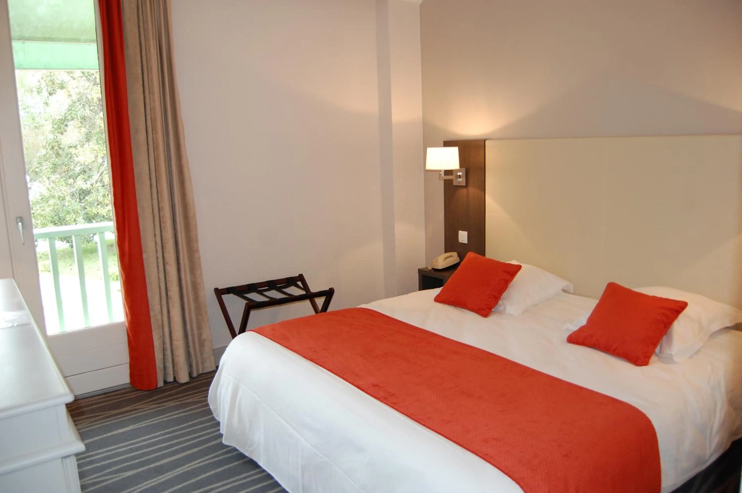 Bed in Logis Hôtels- Hôtel et Restaurant Domaine de Fompeyre