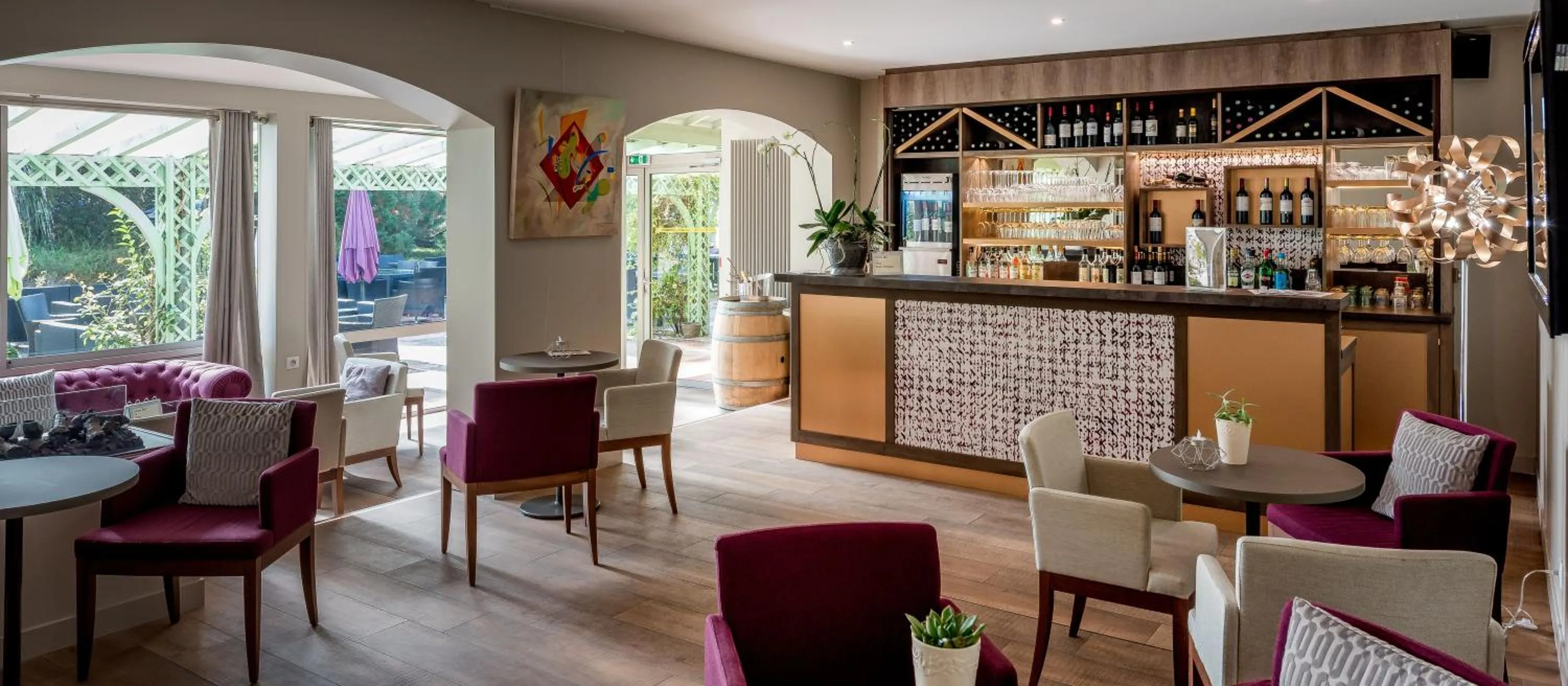 Lounge or bar in Logis Hôtels- Hôtel et Restaurant Domaine de Fompeyre