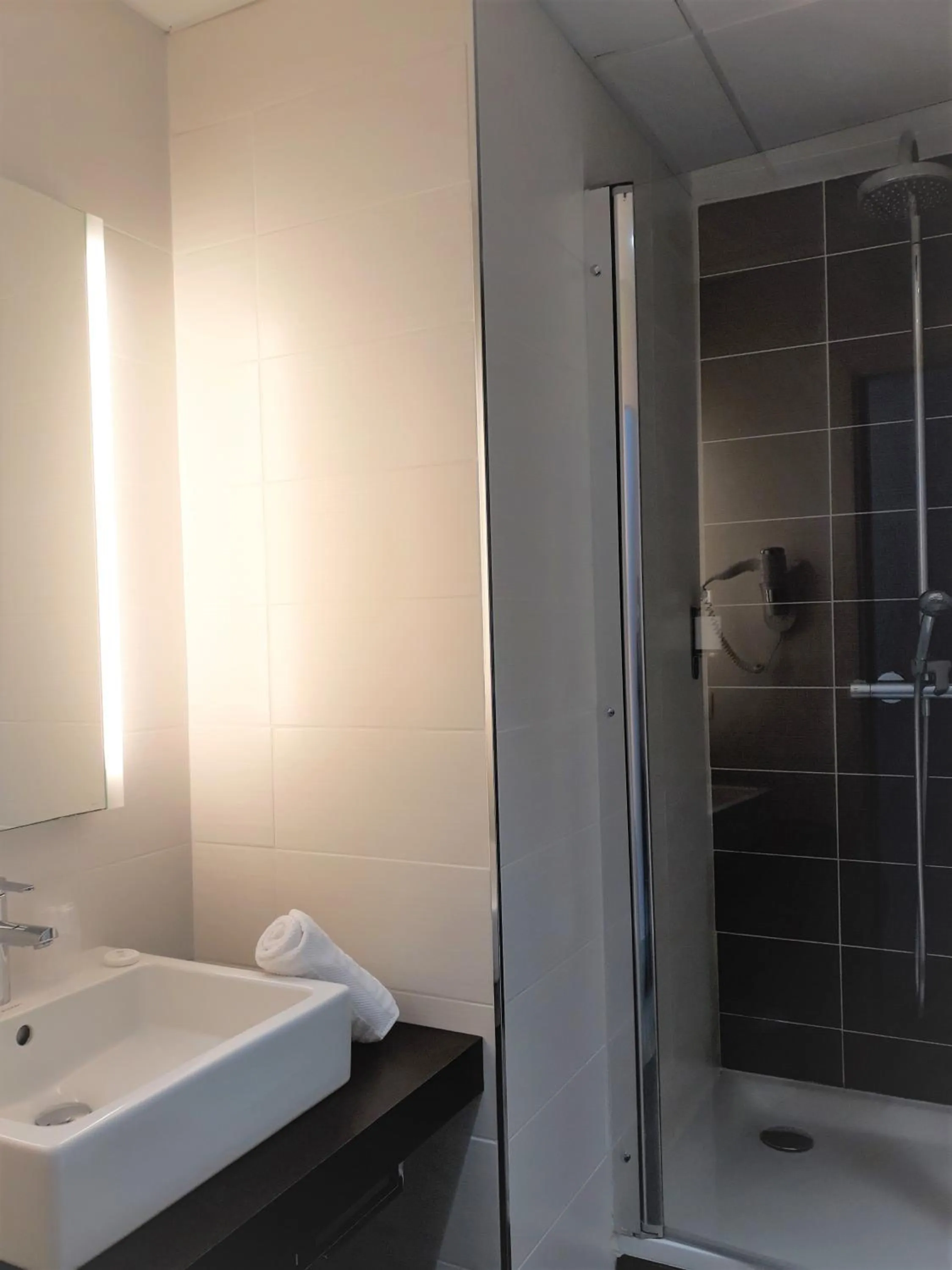 Shower in Logis Hôtels- Hôtel et Restaurant Domaine de Fompeyre