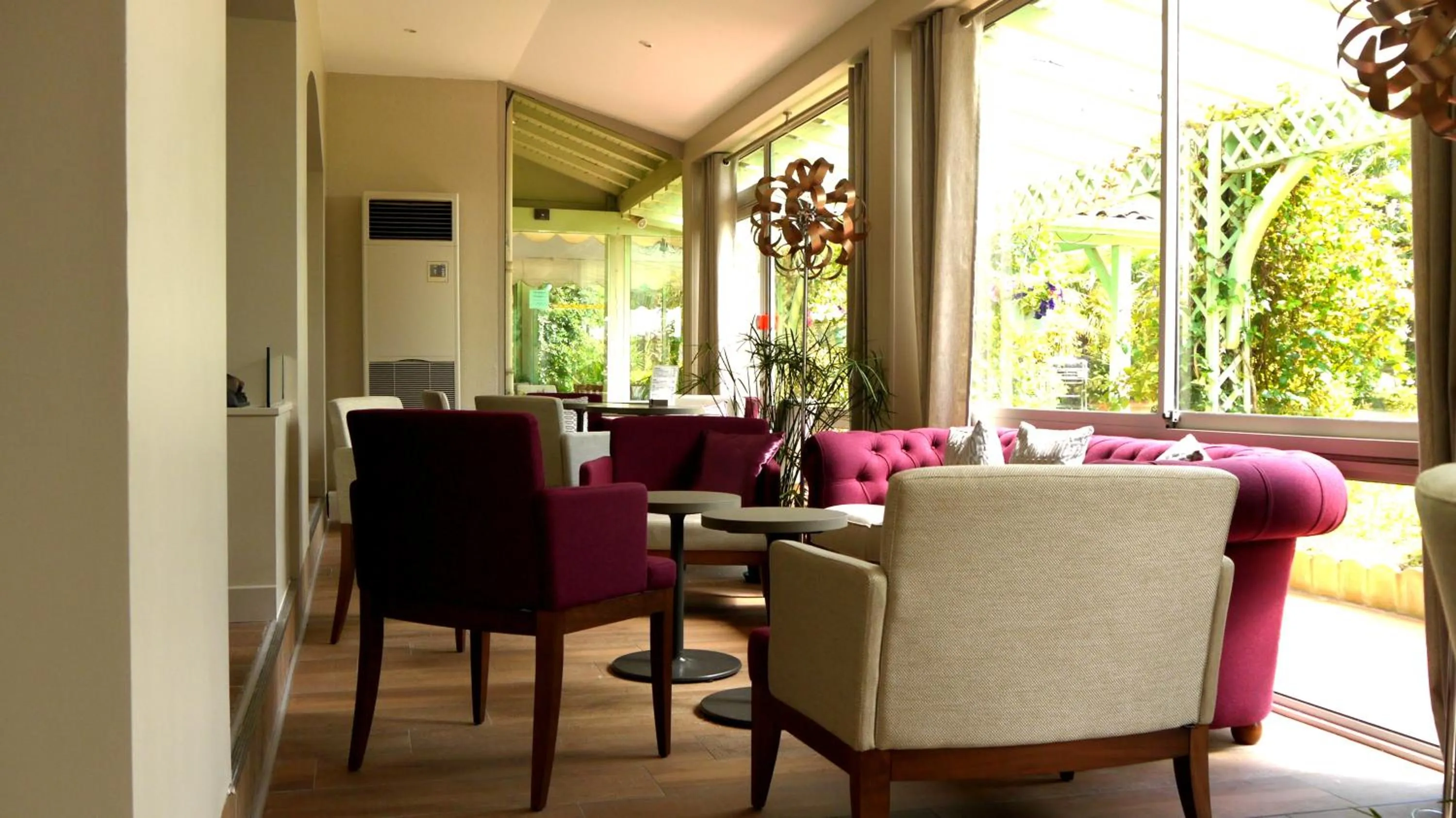 Lounge or bar in Logis Hôtels- Hôtel et Restaurant Domaine de Fompeyre