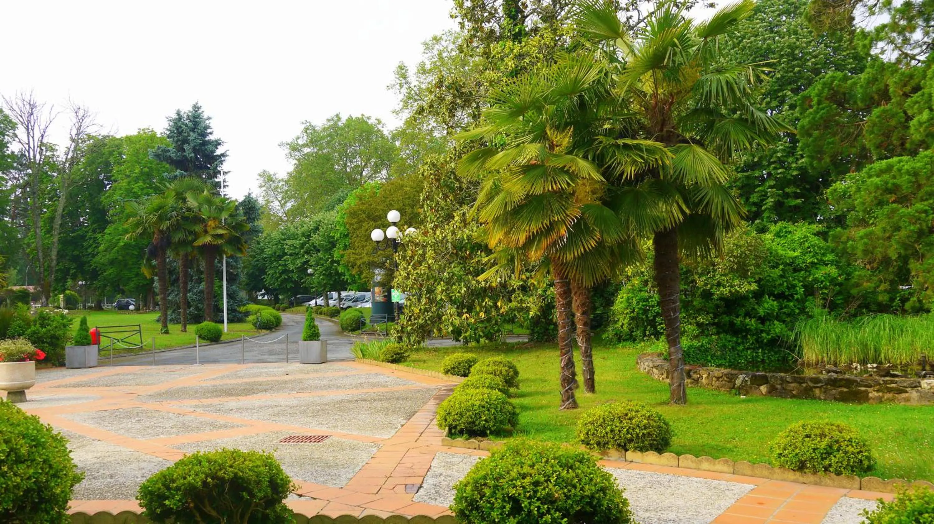 Garden in Logis Hôtels- Hôtel et Restaurant Domaine de Fompeyre