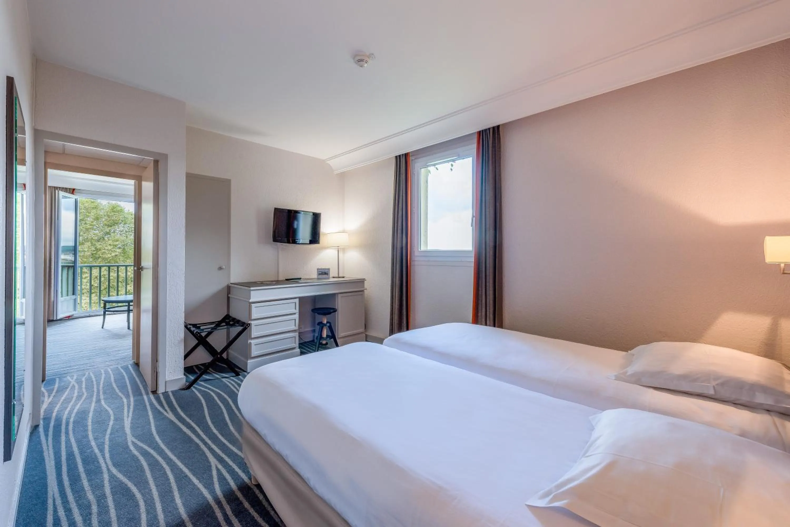 Bed in Logis Hôtels- Hôtel et Restaurant Domaine de Fompeyre