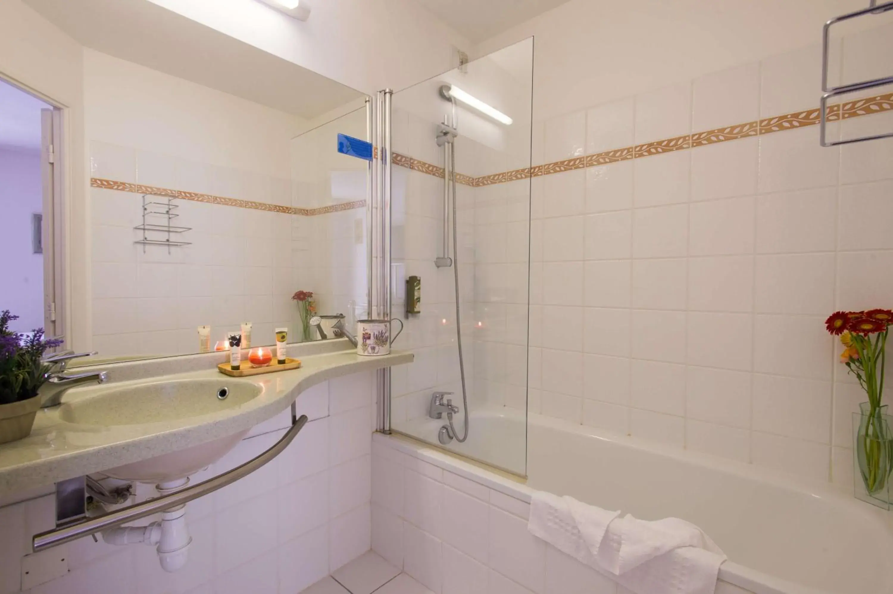 Comfort Queen Room - Non-Smoking in Best Western Hôtel Aurélia Comfort Queen Room - Non-Smoking in Best Western Hôtel Aurélia