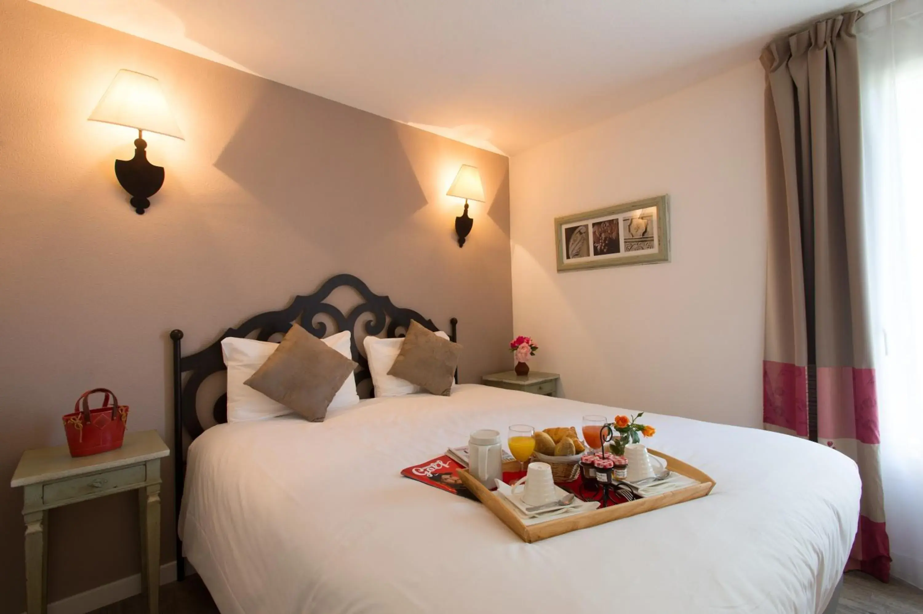 Photo of the whole room, Bed in Best Western Hôtel Aurélia Photo of the whole room, Bed in Best Western Hôtel Aurélia