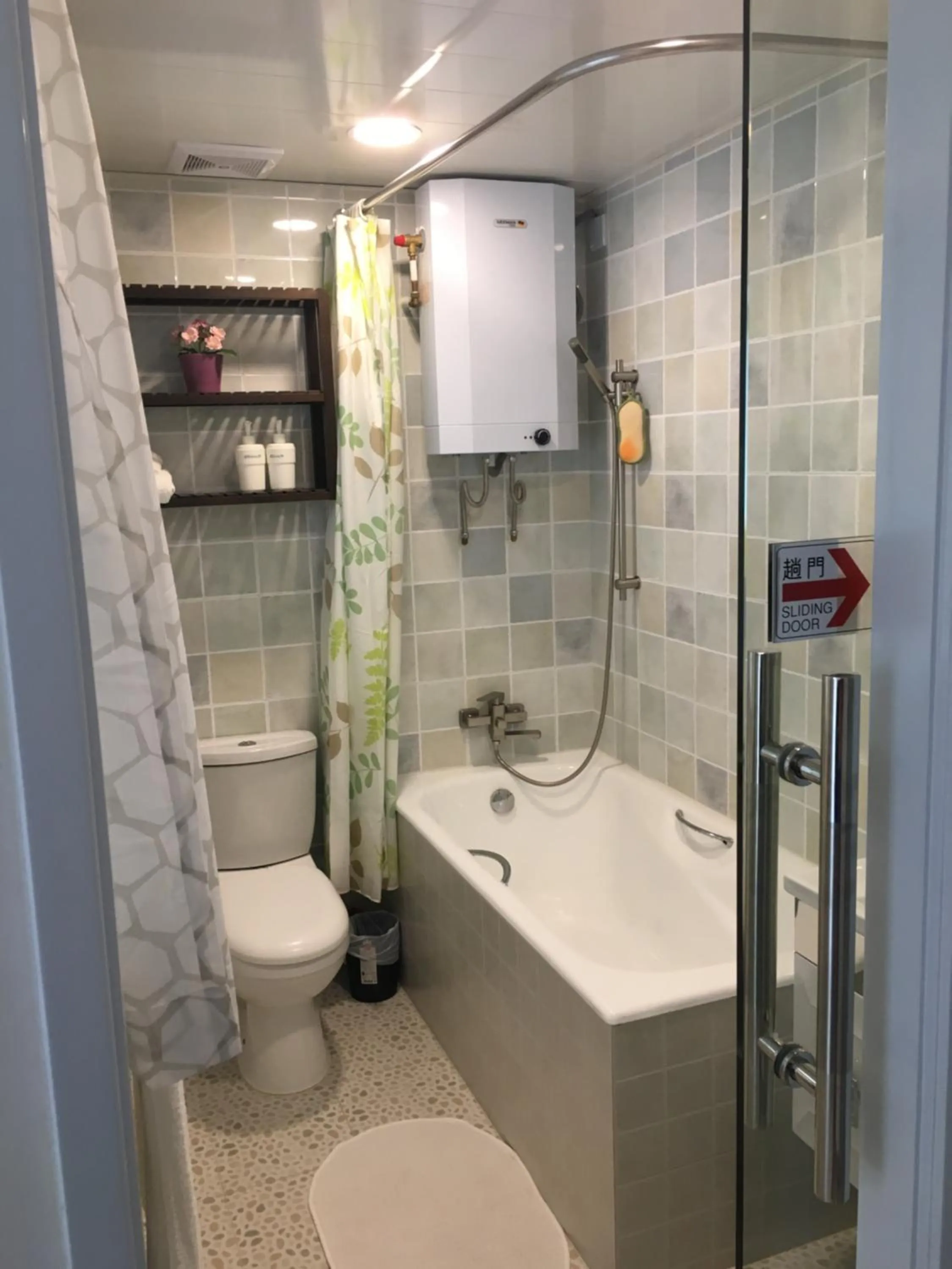 Bathroom in City Oasis Guesthouse