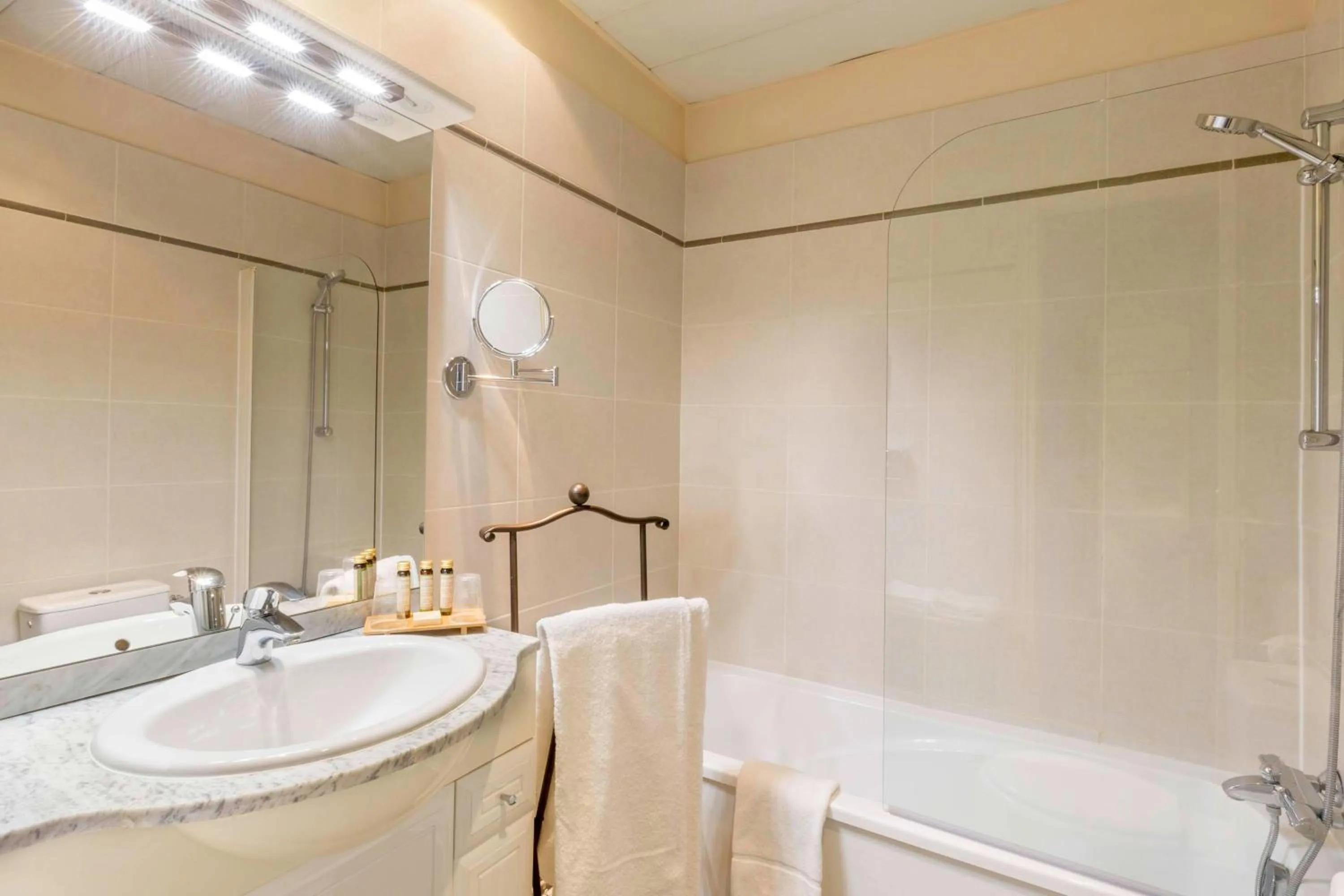 Bathroom in Hôtel Le Maxime - Best Western Signature Collection
