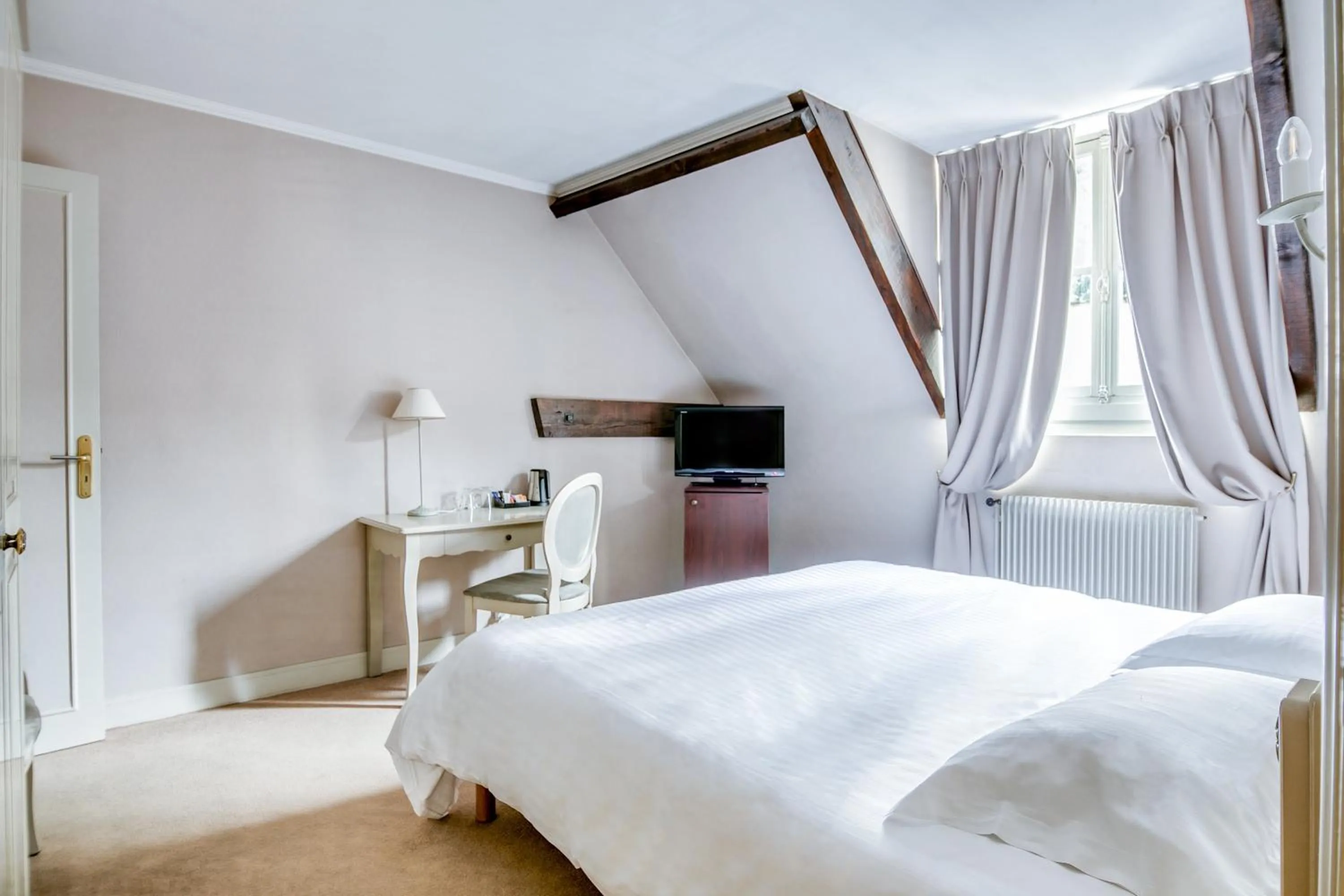 Bed in Hôtel Le Maxime - Best Western Signature Collection