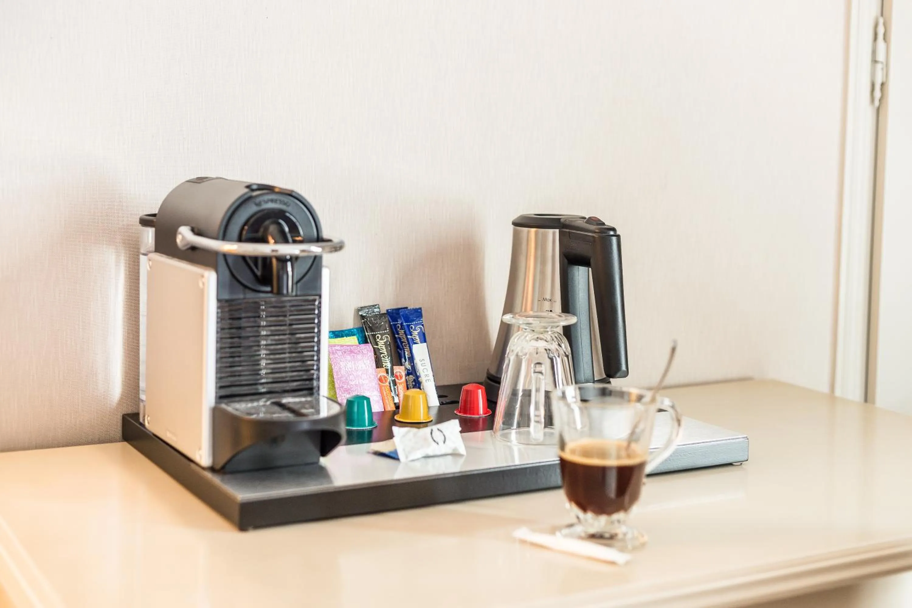Coffee/tea facilities in Hôtel Le Maxime - Best Western Signature Collection