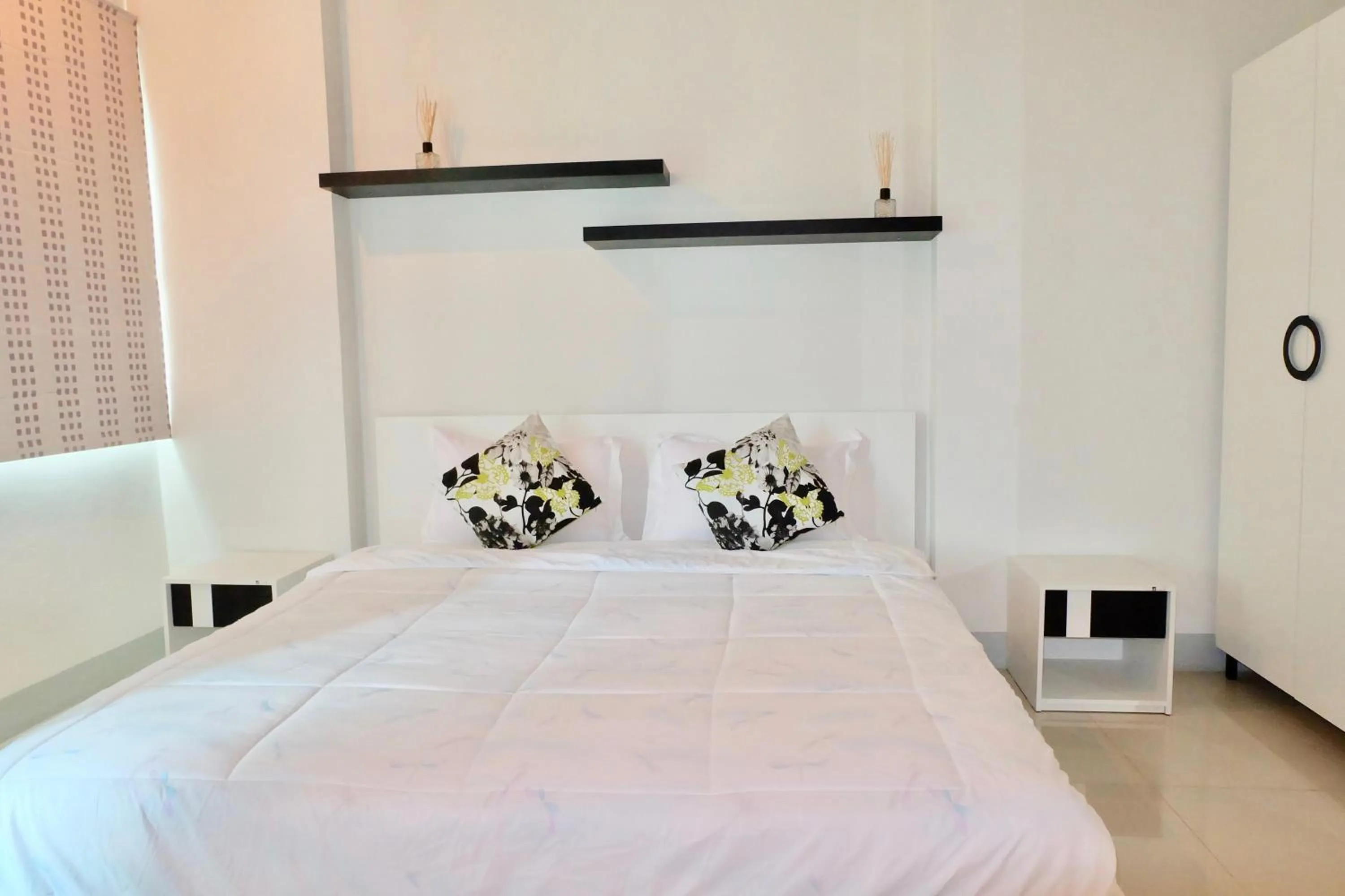 Photo of the whole room, Bed in DewyHouse