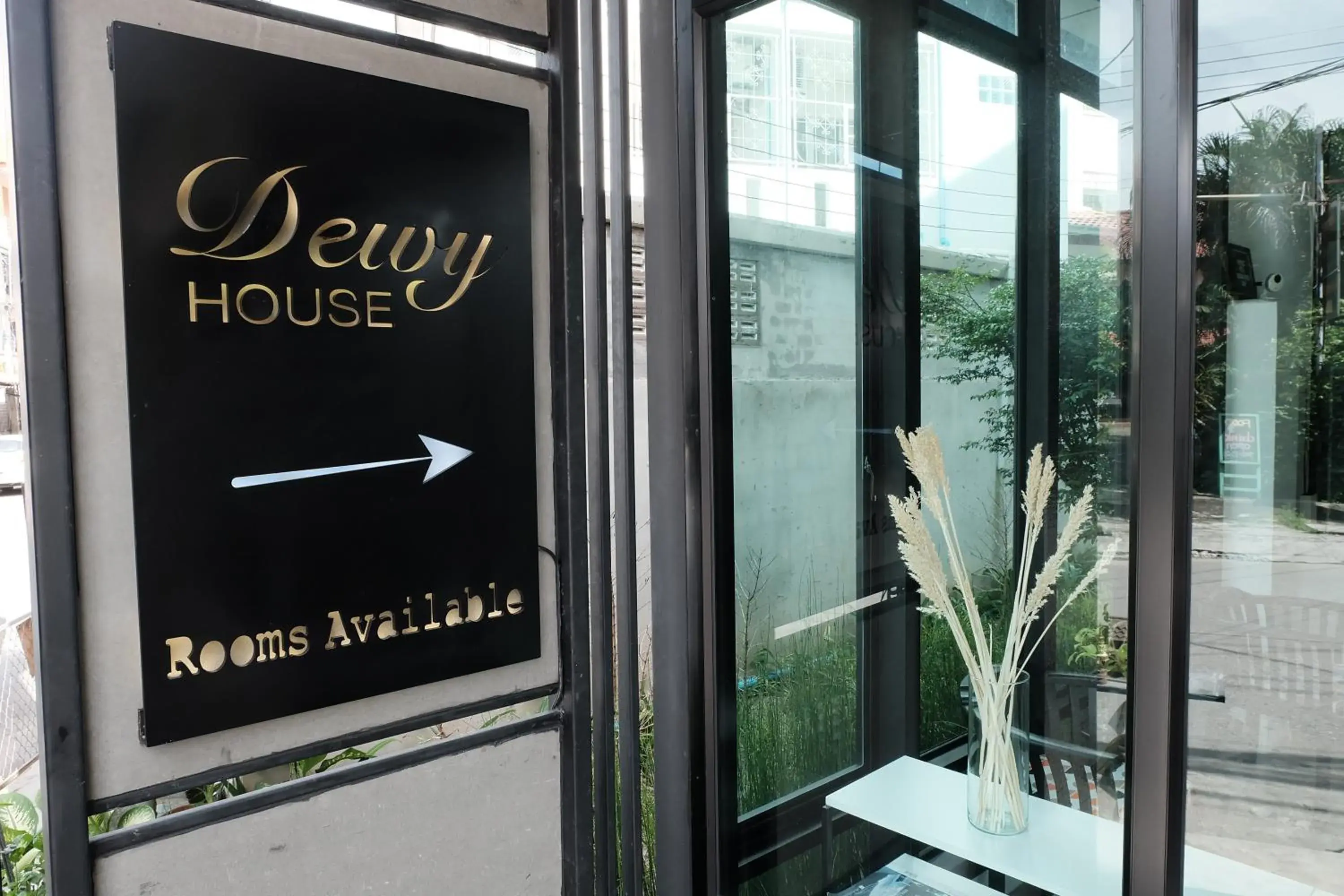 Facade/entrance in DewyHouse Facade/entrance in DewyHouse