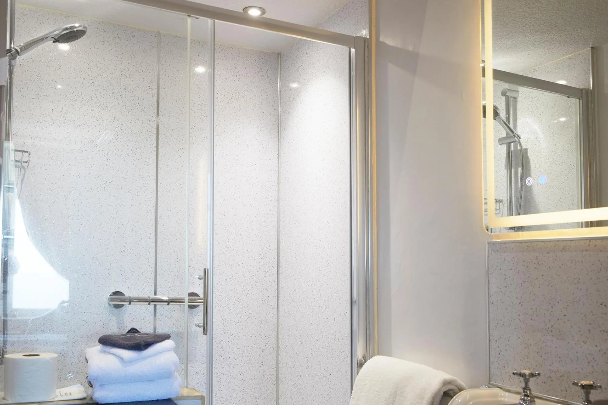 Shower in Mansion House