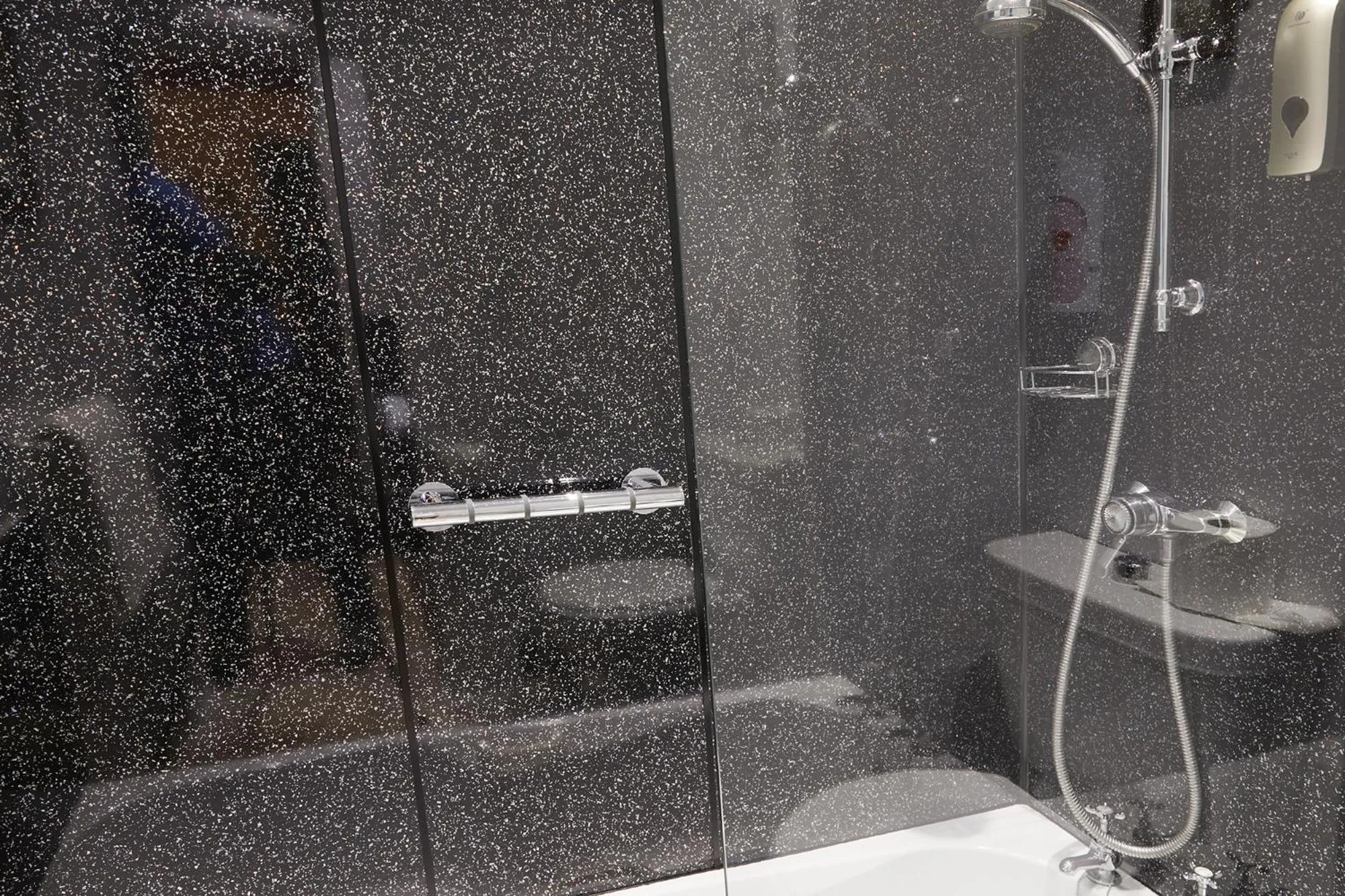 Shower in Mansion House